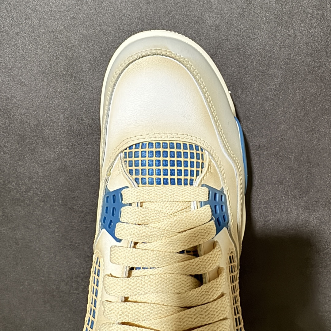 图片[5]-【福利特价】神奇宝贝 x Air Jordan 4 Retro 联名水箭龟 AJ4 乔丹4代 aj4 乔4 联名白蓝 乔丹篮球鞋系列 鞋身采用水箭龟作为主底色，鞋带孔采用蓝色，鞋舌上Jumpman Logo采用蓝色刺绣点缀，侧面的支撑部分采用灰色点缀，迎合鞋款主题。侧身网格以蓝色呈现，此外后跟处经典元年Nike Swoosh Logo以白色妆点，彰显OG的气质十足；中底位置采用蓝色配色呈现，最后以搭载有开窗式Air Max气垫的中底收尾。 货号：308497-105 尺码：40 40.5 41 42 42.5 43 44 44.5 45 46 47.5-选品中心