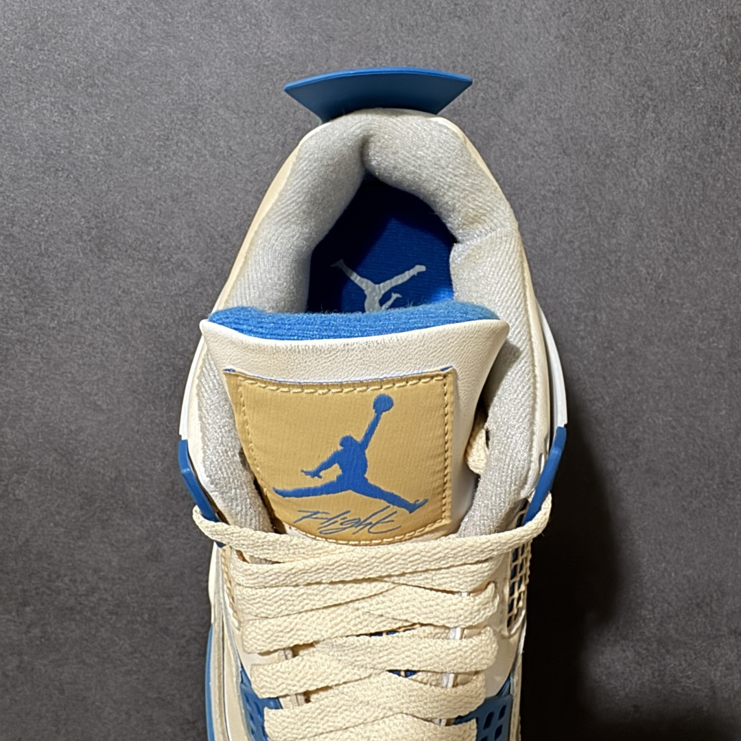图片[6]-【福利特价】神奇宝贝 x Air Jordan 4 Retro 联名水箭龟 AJ4 乔丹4代 aj4 乔4 联名白蓝 乔丹篮球鞋系列 鞋身采用水箭龟作为主底色，鞋带孔采用蓝色，鞋舌上Jumpman Logo采用蓝色刺绣点缀，侧面的支撑部分采用灰色点缀，迎合鞋款主题。侧身网格以蓝色呈现，此外后跟处经典元年Nike Swoosh Logo以白色妆点，彰显OG的气质十足；中底位置采用蓝色配色呈现，最后以搭载有开窗式Air Max气垫的中底收尾。 货号：308497-105 尺码：40 40.5 41 42 42.5 43 44 44.5 45 46 47.5-选品中心