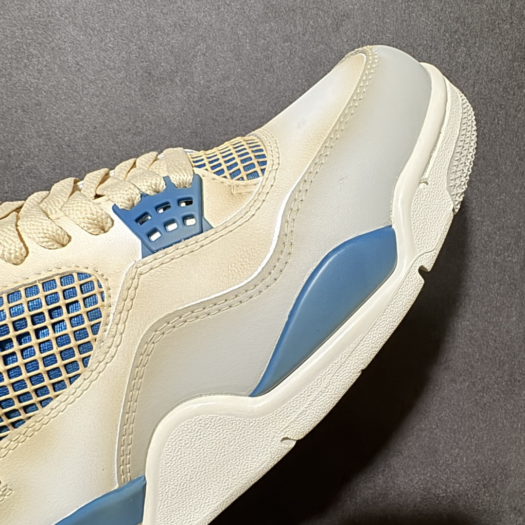 图片[7]-【福利特价】神奇宝贝 x Air Jordan 4 Retro 联名水箭龟 AJ4 乔丹4代 aj4 乔4 联名白蓝 乔丹篮球鞋系列 鞋身采用水箭龟作为主底色，鞋带孔采用蓝色，鞋舌上Jumpman Logo采用蓝色刺绣点缀，侧面的支撑部分采用灰色点缀，迎合鞋款主题。侧身网格以蓝色呈现，此外后跟处经典元年Nike Swoosh Logo以白色妆点，彰显OG的气质十足；中底位置采用蓝色配色呈现，最后以搭载有开窗式Air Max气垫的中底收尾。 货号：308497-105 尺码：40 40.5 41 42 42.5 43 44 44.5 45 46 47.5-选品中心