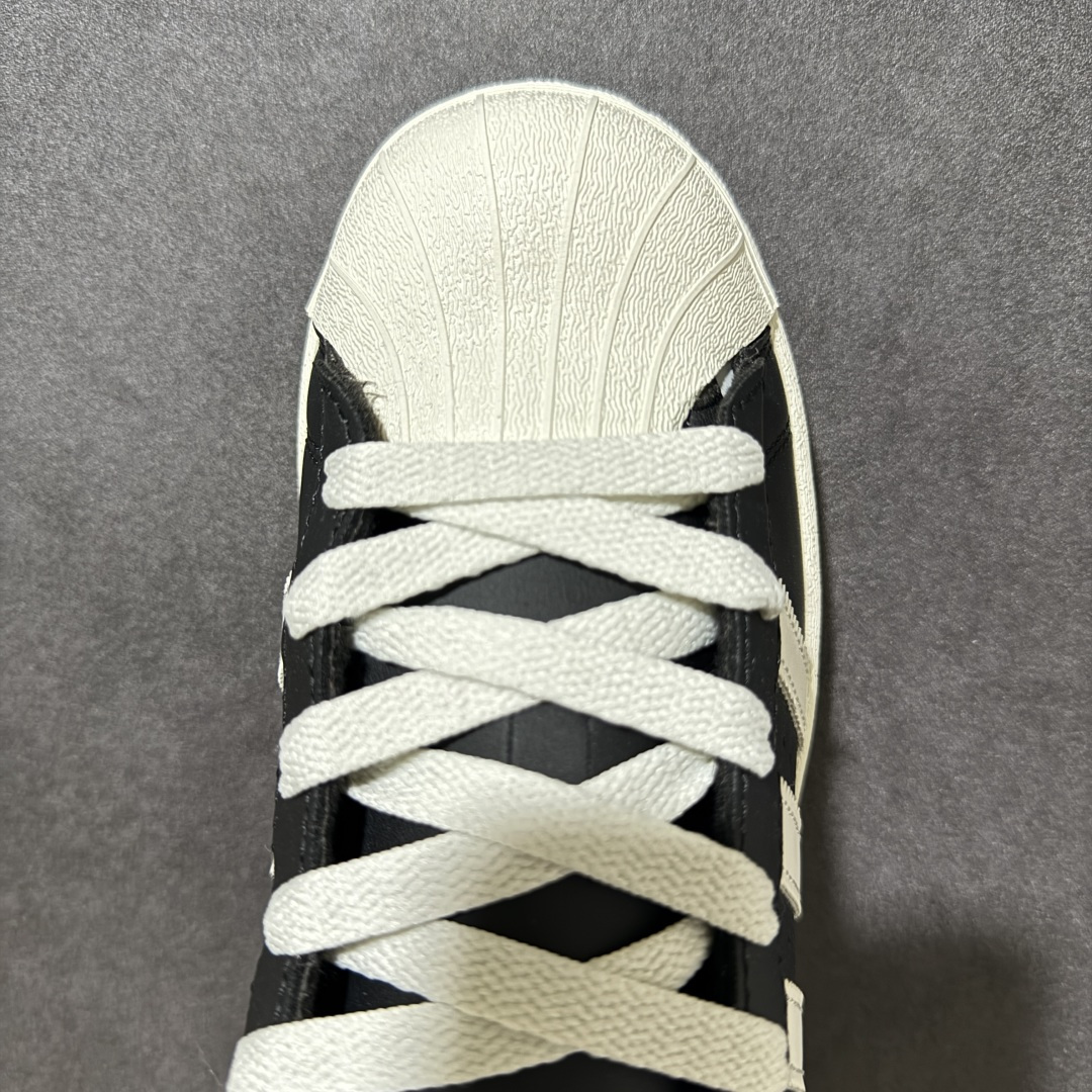 图片[5]-【公司级】阿迪达斯 ADIDAS SUPERSTAR 三叶草经典贝壳头系列 新款休闲板鞋潮流女士运动鞋 。鞋面柔软皮革材质 标志性的贝壳鞋头，锯齿三条纹，简约的线条。就连版型和比例，都在向1982年的鞋款致敬。可谓“形神兼备”的复刻。无论在哪，无论去哪，你或许都需要这样一双既舒适又时尚的鞋。1970年问世于篮球场的adidas Superstar，集舒适与时尚于一身。这款经典鞋，缀低调图案，灵感源自公共交通地图。设计简约，旨在伴你出行。 货号：JQ3255 尺码：36-45含半码-选品中心