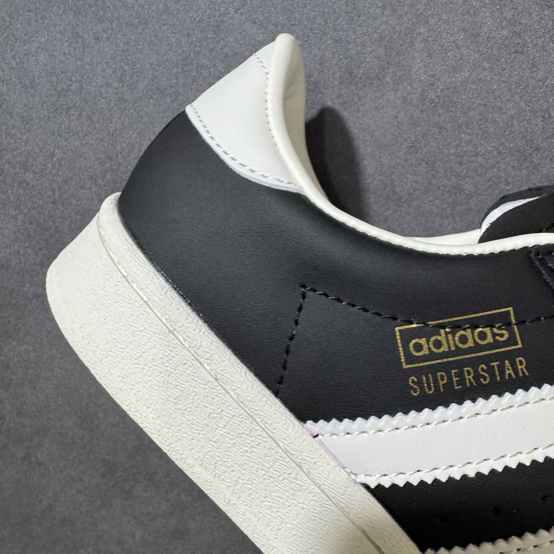 图片[8]-【公司级】阿迪达斯 ADIDAS SUPERSTAR 三叶草经典贝壳头系列 新款休闲板鞋潮流女士运动鞋 。鞋面柔软皮革材质 标志性的贝壳鞋头，锯齿三条纹，简约的线条。就连版型和比例，都在向1982年的鞋款致敬。可谓“形神兼备”的复刻。无论在哪，无论去哪，你或许都需要这样一双既舒适又时尚的鞋。1970年问世于篮球场的adidas Superstar，集舒适与时尚于一身。这款经典鞋，缀低调图案，灵感源自公共交通地图。设计简约，旨在伴你出行。 货号：JQ3255 尺码：36-45含半码-选品中心