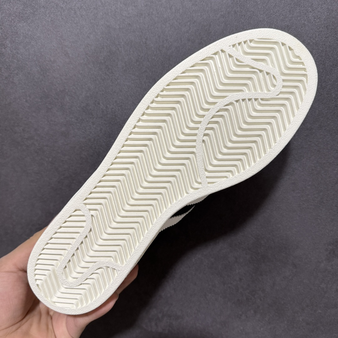 图片[9]-【公司级】阿迪达斯 ADIDAS SUPERSTAR 三叶草经典贝壳头系列 新款休闲板鞋潮流女士运动鞋 。鞋面柔软皮革材质 标志性的贝壳鞋头，锯齿三条纹，简约的线条。就连版型和比例，都在向1982年的鞋款致敬。可谓“形神兼备”的复刻。无论在哪，无论去哪，你或许都需要这样一双既舒适又时尚的鞋。1970年问世于篮球场的adidas Superstar，集舒适与时尚于一身。这款经典鞋，缀低调图案，灵感源自公共交通地图。设计简约，旨在伴你出行。 货号：JQ3255 尺码：36-45含半码-选品中心