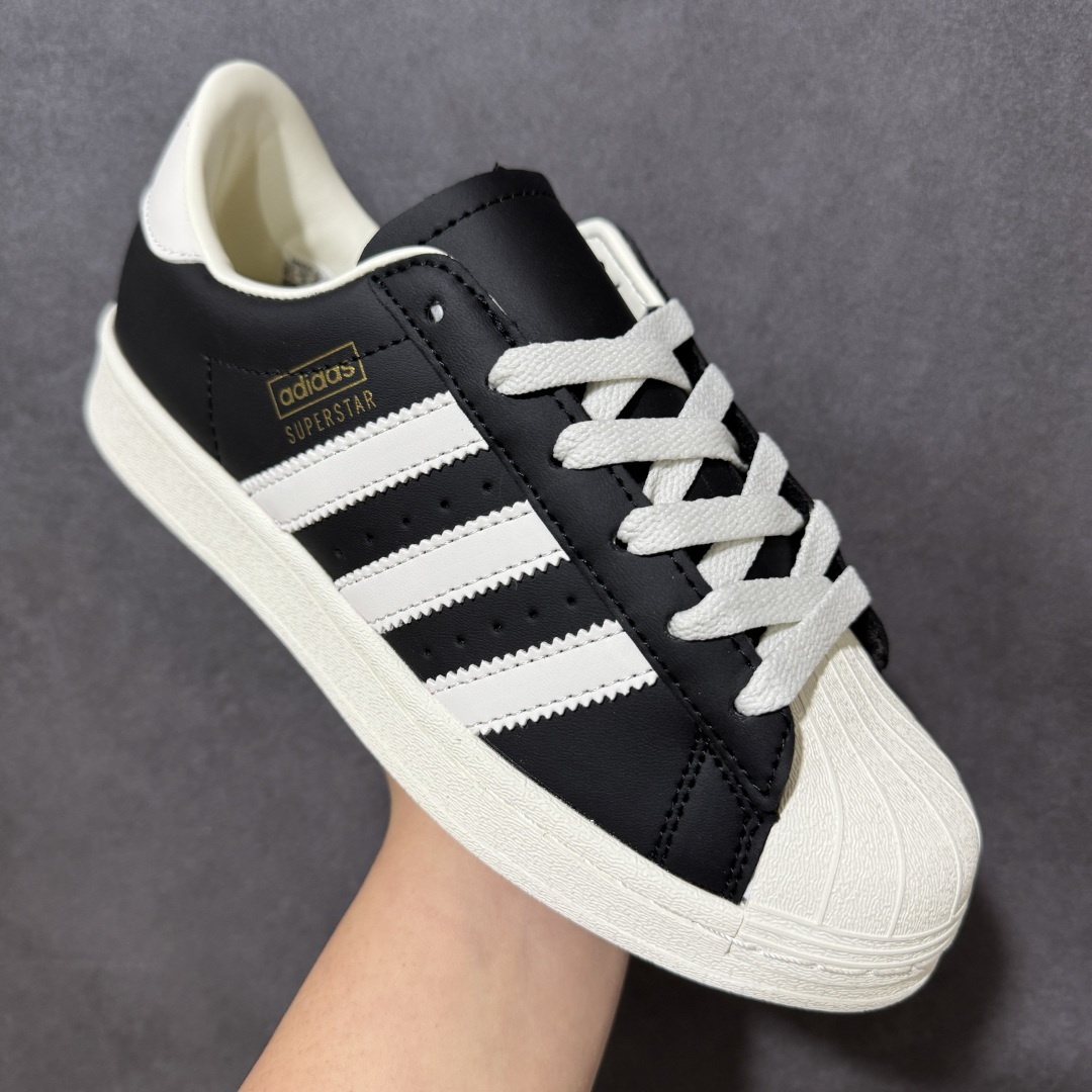 图片[3]-【公司级】阿迪达斯 ADIDAS SUPERSTAR 三叶草经典贝壳头系列 新款休闲板鞋潮流女士运动鞋 。鞋面柔软皮革材质 标志性的贝壳鞋头，锯齿三条纹，简约的线条。就连版型和比例，都在向1982年的鞋款致敬。可谓“形神兼备”的复刻。无论在哪，无论去哪，你或许都需要这样一双既舒适又时尚的鞋。1970年问世于篮球场的adidas Superstar，集舒适与时尚于一身。这款经典鞋，缀低调图案，灵感源自公共交通地图。设计简约，旨在伴你出行。 货号：JQ3255 尺码：36-45含半码-选品中心