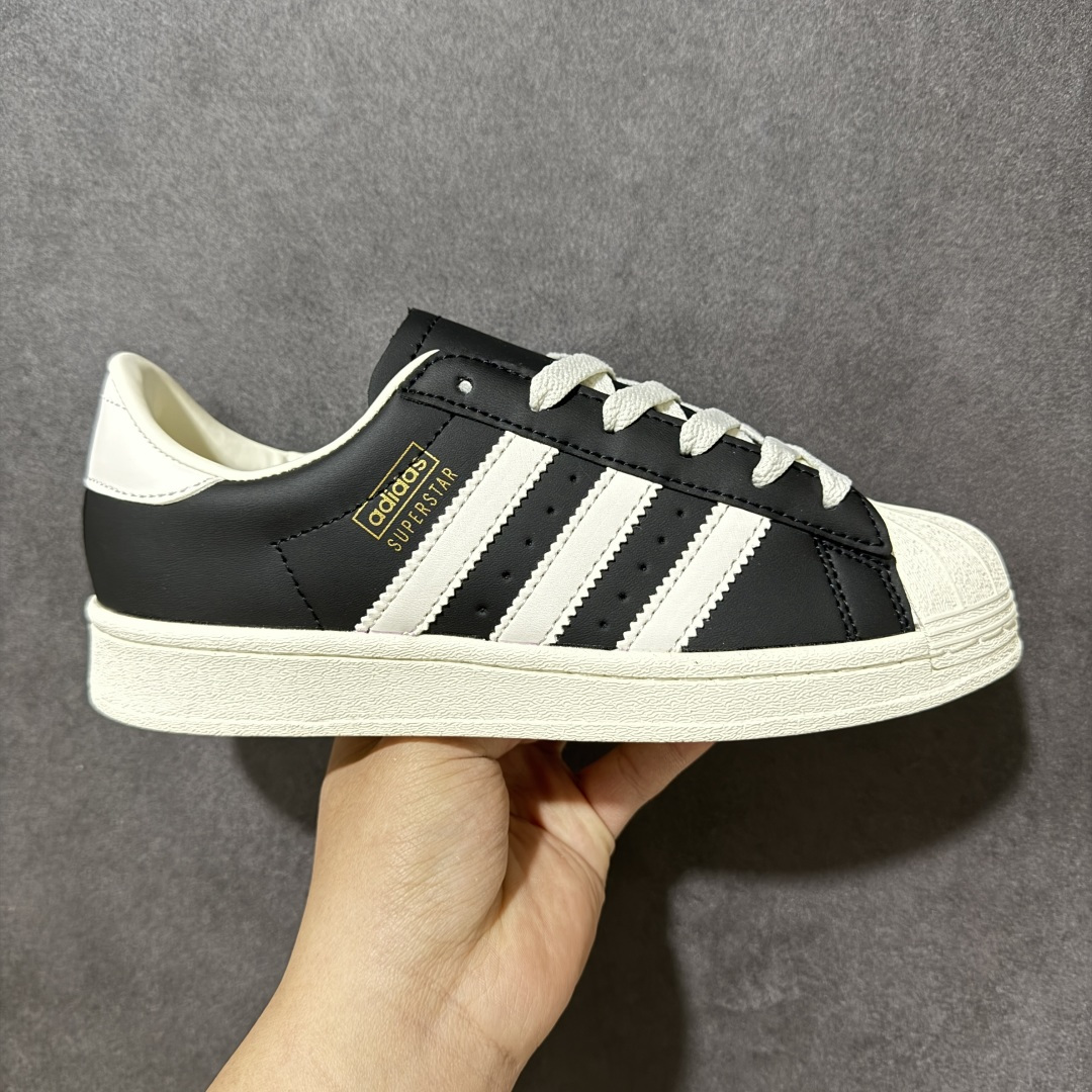 【公司级】阿迪达斯 ADIDAS SUPERSTAR 三叶草经典贝壳头系列 新款休闲板鞋潮流女士运动鞋 。鞋面柔软皮革材质 标志性的贝壳鞋头，锯齿三条纹，简约的线条。就连版型和比例，都在向1982年的鞋款致敬。可谓“形神兼备”的复刻。无论在哪，无论去哪，你或许都需要这样一双既舒适又时尚的鞋。1970年问世于篮球场的adidas Superstar，集舒适与时尚于一身。这款经典鞋，缀低调图案，灵感源自公共交通地图。设计简约，旨在伴你出行。 货号：JQ3255 尺码：36-45含半码-选品中心