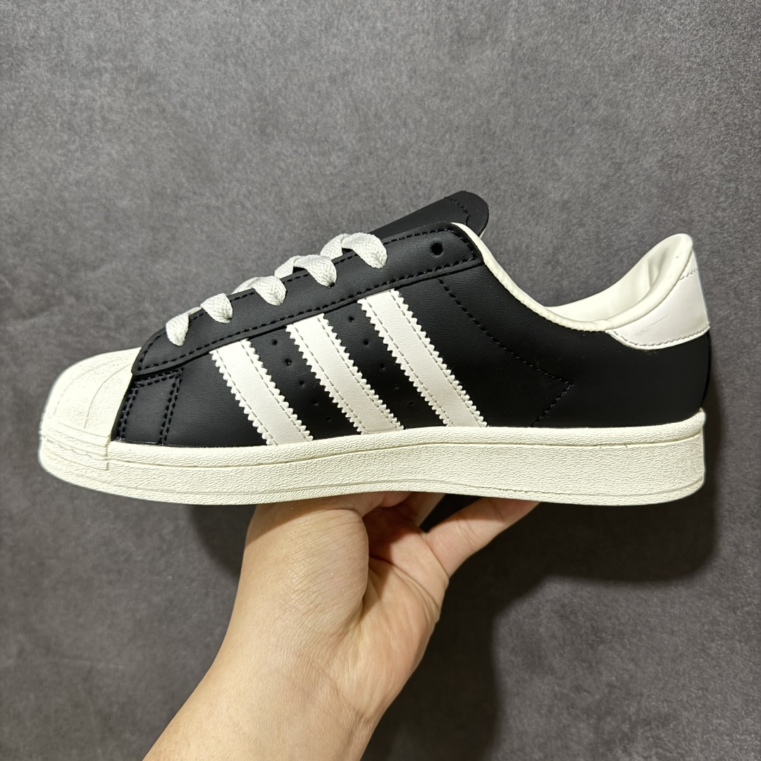 图片[2]-【公司级】阿迪达斯 ADIDAS SUPERSTAR 三叶草经典贝壳头系列 新款休闲板鞋潮流女士运动鞋 。鞋面柔软皮革材质 标志性的贝壳鞋头，锯齿三条纹，简约的线条。就连版型和比例，都在向1982年的鞋款致敬。可谓“形神兼备”的复刻。无论在哪，无论去哪，你或许都需要这样一双既舒适又时尚的鞋。1970年问世于篮球场的adidas Superstar，集舒适与时尚于一身。这款经典鞋，缀低调图案，灵感源自公共交通地图。设计简约，旨在伴你出行。 货号：JQ3255 尺码：36-45含半码-选品中心