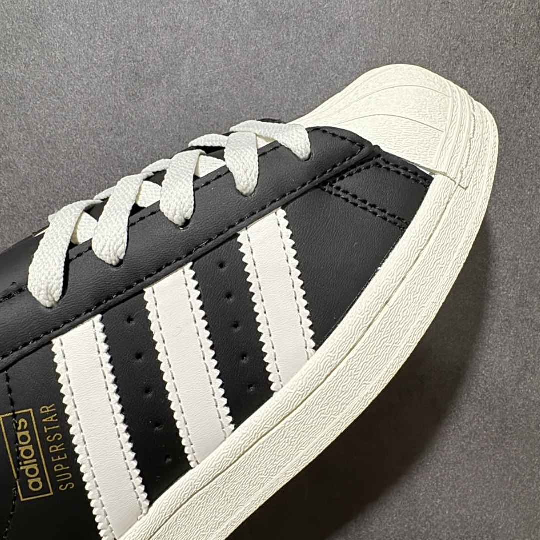 图片[7]-【公司级】阿迪达斯 ADIDAS SUPERSTAR 三叶草经典贝壳头系列 新款休闲板鞋潮流女士运动鞋 。鞋面柔软皮革材质 标志性的贝壳鞋头，锯齿三条纹，简约的线条。就连版型和比例，都在向1982年的鞋款致敬。可谓“形神兼备”的复刻。无论在哪，无论去哪，你或许都需要这样一双既舒适又时尚的鞋。1970年问世于篮球场的adidas Superstar，集舒适与时尚于一身。这款经典鞋，缀低调图案，灵感源自公共交通地图。设计简约，旨在伴你出行。 货号：JQ3255 尺码：36-45含半码-选品中心