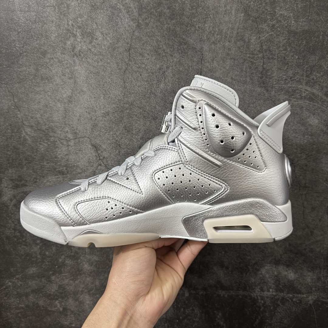 图片[2]-【LS莞顶版本】PSG × Jordan Air Jordan 6 Paris Saint-Germain 2026 \”Metallic Silver\” PSG大巴黎欧冠冠军纪念款出货 新鲜出炉🔥 货号：IQ5135-001 高端零售裸鞋圈特供批次 SZ原厂全套原楦原纸板冲刀磨具开发 原厂皮料加持 原厂港宝加持定型后跟R度完美 同源原厂电绣 飞翼针数密度立体效果一致 百分百一致原鞋 原厂拉帮工艺 针距密度一致 后跟弧度收口自然不对折 极致一眼正品既视感 进口玻璃冲刀皮料裁剪零毛边 全鞋电脑针车工艺 品控清洁度最高QC检验标准 免检产品 原厂订购鞋盒、鞋标、防尘纸、鞋撑、鞋带 追求极致的原厂味道 尺码：40 40.5 41 42 42.5 43 44 44.5 45 46 47.5-选品中心