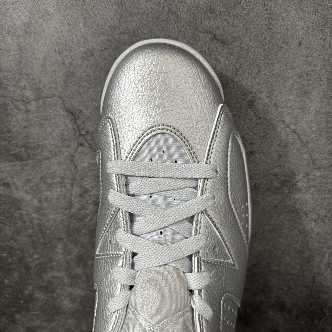 图片[5]-【LS莞顶版本】PSG × Jordan Air Jordan 6 Paris Saint-Germain 2026 \”Metallic Silver\” PSG大巴黎欧冠冠军纪念款出货 新鲜出炉🔥 货号：IQ5135-001 高端零售裸鞋圈特供批次 SZ原厂全套原楦原纸板冲刀磨具开发 原厂皮料加持 原厂港宝加持定型后跟R度完美 同源原厂电绣 飞翼针数密度立体效果一致 百分百一致原鞋 原厂拉帮工艺 针距密度一致 后跟弧度收口自然不对折 极致一眼正品既视感 进口玻璃冲刀皮料裁剪零毛边 全鞋电脑针车工艺 品控清洁度最高QC检验标准 免检产品 原厂订购鞋盒、鞋标、防尘纸、鞋撑、鞋带 追求极致的原厂味道 尺码：40 40.5 41 42 42.5 43 44 44.5 45 46 47.5-选品中心