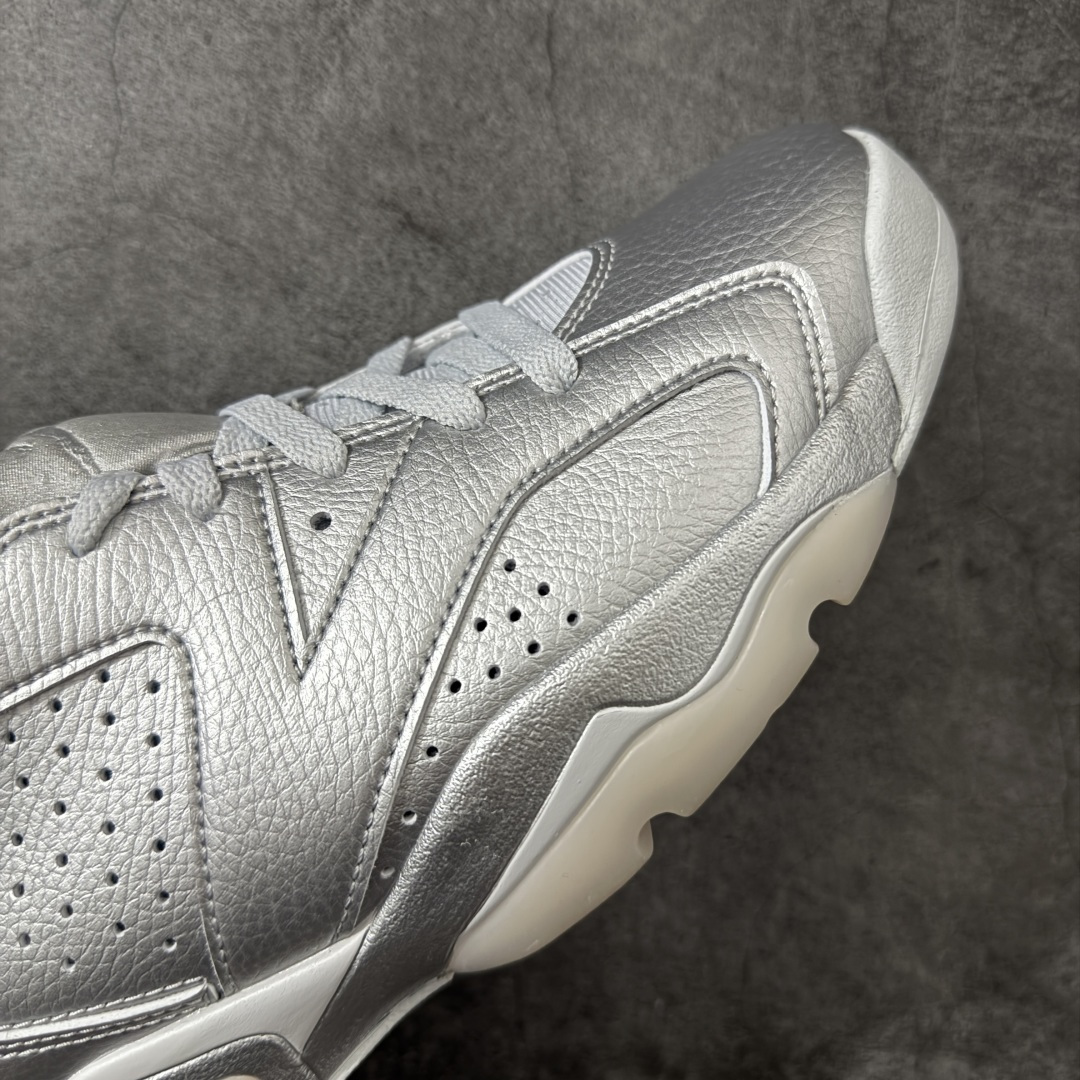 图片[6]-【LS莞顶版本】PSG × Jordan Air Jordan 6 Paris Saint-Germain 2026 \”Metallic Silver\” PSG大巴黎欧冠冠军纪念款出货 新鲜出炉🔥 货号：IQ5135-001 高端零售裸鞋圈特供批次 SZ原厂全套原楦原纸板冲刀磨具开发 原厂皮料加持 原厂港宝加持定型后跟R度完美 同源原厂电绣 飞翼针数密度立体效果一致 百分百一致原鞋 原厂拉帮工艺 针距密度一致 后跟弧度收口自然不对折 极致一眼正品既视感 进口玻璃冲刀皮料裁剪零毛边 全鞋电脑针车工艺 品控清洁度最高QC检验标准 免检产品 原厂订购鞋盒、鞋标、防尘纸、鞋撑、鞋带 追求极致的原厂味道 尺码：40 40.5 41 42 42.5 43 44 44.5 45 46 47.5-选品中心