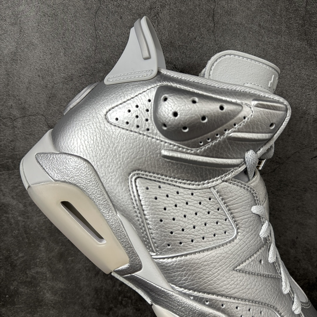 图片[7]-【LS莞顶版本】PSG × Jordan Air Jordan 6 Paris Saint-Germain 2026 \”Metallic Silver\” PSG大巴黎欧冠冠军纪念款出货 新鲜出炉🔥 货号：IQ5135-001 高端零售裸鞋圈特供批次 SZ原厂全套原楦原纸板冲刀磨具开发 原厂皮料加持 原厂港宝加持定型后跟R度完美 同源原厂电绣 飞翼针数密度立体效果一致 百分百一致原鞋 原厂拉帮工艺 针距密度一致 后跟弧度收口自然不对折 极致一眼正品既视感 进口玻璃冲刀皮料裁剪零毛边 全鞋电脑针车工艺 品控清洁度最高QC检验标准 免检产品 原厂订购鞋盒、鞋标、防尘纸、鞋撑、鞋带 追求极致的原厂味道 尺码：40 40.5 41 42 42.5 43 44 44.5 45 46 47.5-选品中心