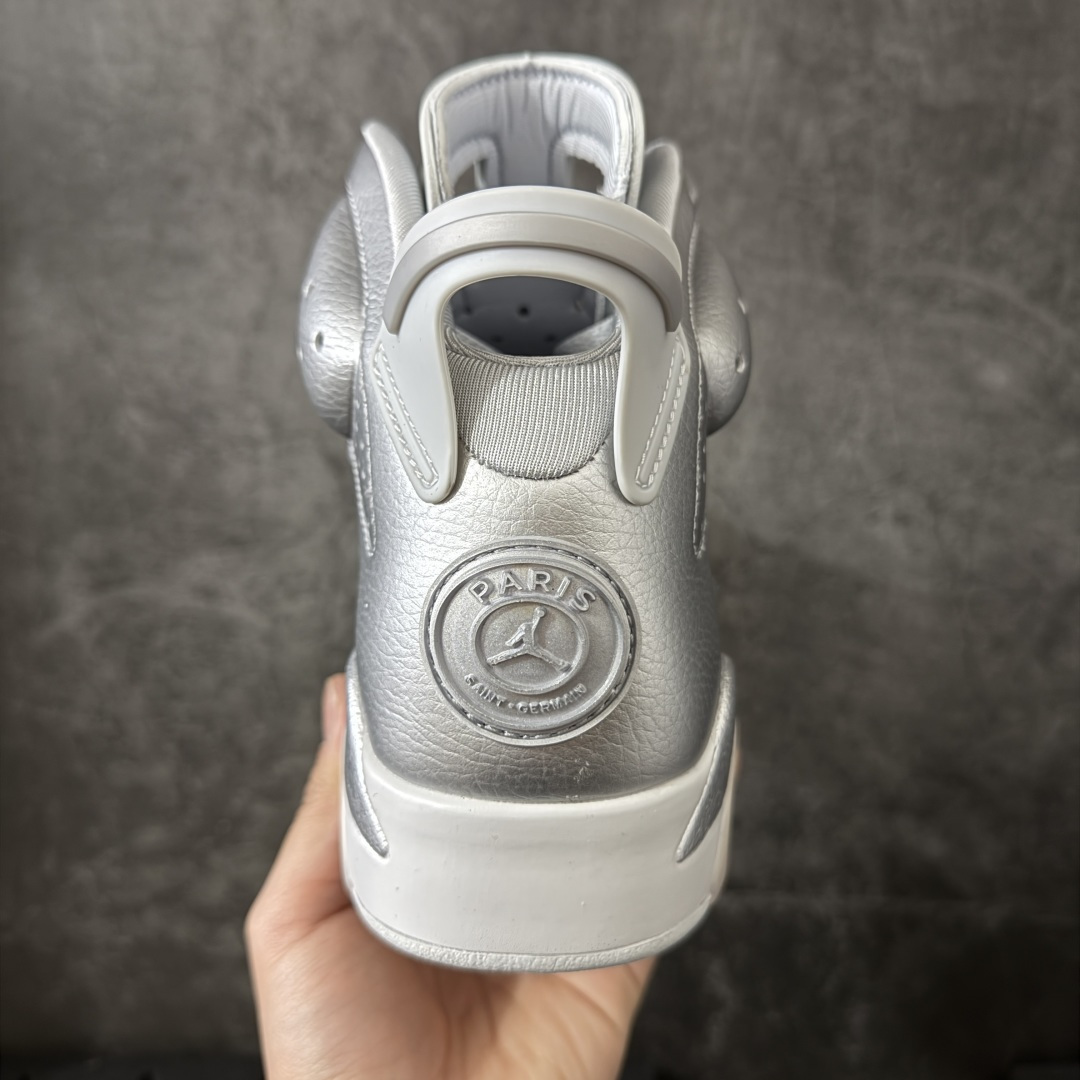 图片[4]-【LS莞顶版本】PSG × Jordan Air Jordan 6 Paris Saint-Germain 2026 \”Metallic Silver\” PSG大巴黎欧冠冠军纪念款出货 新鲜出炉🔥 货号：IQ5135-001 高端零售裸鞋圈特供批次 SZ原厂全套原楦原纸板冲刀磨具开发 原厂皮料加持 原厂港宝加持定型后跟R度完美 同源原厂电绣 飞翼针数密度立体效果一致 百分百一致原鞋 原厂拉帮工艺 针距密度一致 后跟弧度收口自然不对折 极致一眼正品既视感 进口玻璃冲刀皮料裁剪零毛边 全鞋电脑针车工艺 品控清洁度最高QC检验标准 免检产品 原厂订购鞋盒、鞋标、防尘纸、鞋撑、鞋带 追求极致的原厂味道 尺码：40 40.5 41 42 42.5 43 44 44.5 45 46 47.5-选品中心