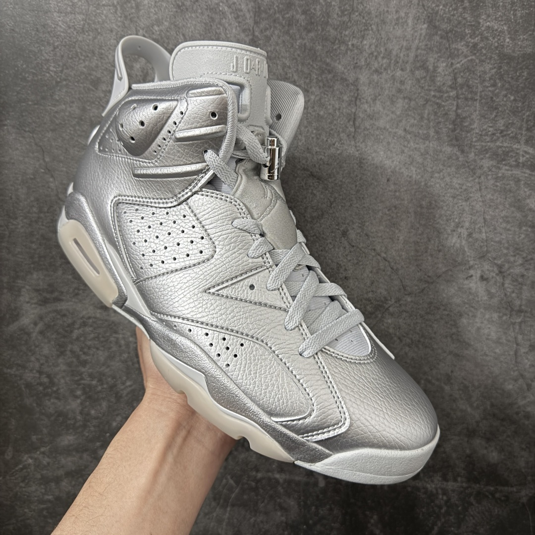 图片[3]-【LS莞顶版本】PSG × Jordan Air Jordan 6 Paris Saint-Germain 2026 \”Metallic Silver\” PSG大巴黎欧冠冠军纪念款出货 新鲜出炉🔥 货号：IQ5135-001 高端零售裸鞋圈特供批次 SZ原厂全套原楦原纸板冲刀磨具开发 原厂皮料加持 原厂港宝加持定型后跟R度完美 同源原厂电绣 飞翼针数密度立体效果一致 百分百一致原鞋 原厂拉帮工艺 针距密度一致 后跟弧度收口自然不对折 极致一眼正品既视感 进口玻璃冲刀皮料裁剪零毛边 全鞋电脑针车工艺 品控清洁度最高QC检验标准 免检产品 原厂订购鞋盒、鞋标、防尘纸、鞋撑、鞋带 追求极致的原厂味道 尺码：40 40.5 41 42 42.5 43 44 44.5 45 46 47.5-选品中心
