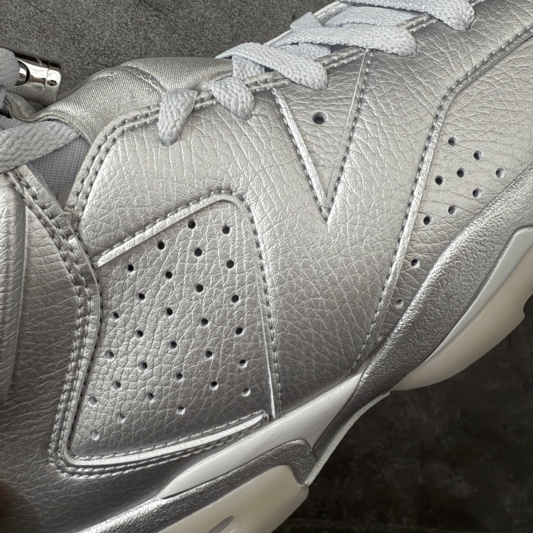 图片[4]-【LS莞顶版本】PSG × Jordan Air Jordan 6 Paris Saint-Germain 2026 \”Metallic Silver\” PSG大巴黎欧冠冠军纪念款出货 新鲜出炉🔥 货号：IQ5135-001 高端零售裸鞋圈特供批次 SZ原厂全套原楦原纸板冲刀磨具开发 原厂皮料加持 原厂港宝加持定型后跟R度完美 同源原厂电绣 飞翼针数密度立体效果一致 百分百一致原鞋 原厂拉帮工艺 针距密度一致 后跟弧度收口自然不对折 极致一眼正品既视感 进口玻璃冲刀皮料裁剪零毛边 全鞋电脑针车工艺 品控清洁度最高QC检验标准 免检产品 原厂订购鞋盒、鞋标、防尘纸、鞋撑、鞋带 追求极致的原厂味道 尺码：40 40.5 41 42 42.5 43 44 44.5 45 46 47.5-选品中心
