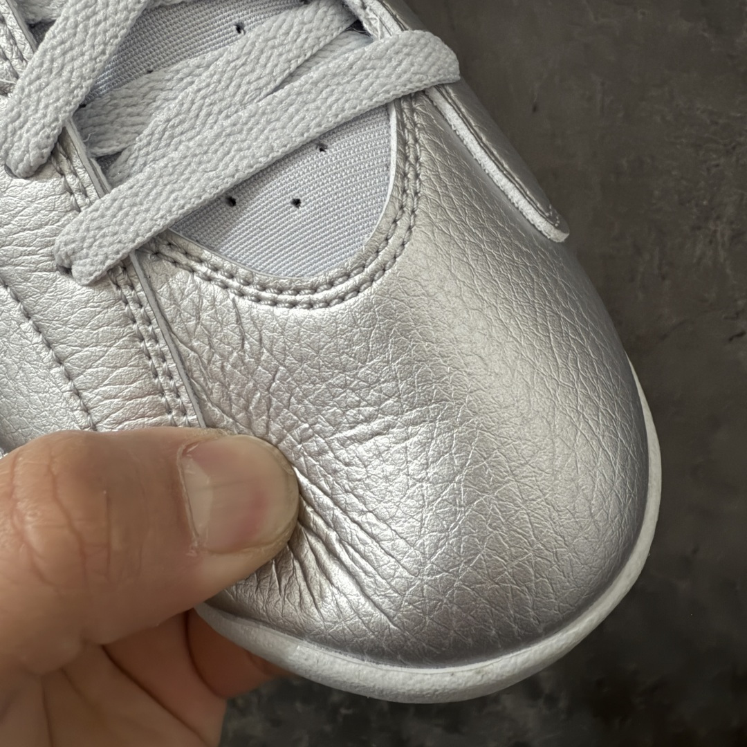 图片[5]-【LS莞顶版本】PSG × Jordan Air Jordan 6 Paris Saint-Germain 2026 \”Metallic Silver\” PSG大巴黎欧冠冠军纪念款出货 新鲜出炉🔥 货号：IQ5135-001 高端零售裸鞋圈特供批次 SZ原厂全套原楦原纸板冲刀磨具开发 原厂皮料加持 原厂港宝加持定型后跟R度完美 同源原厂电绣 飞翼针数密度立体效果一致 百分百一致原鞋 原厂拉帮工艺 针距密度一致 后跟弧度收口自然不对折 极致一眼正品既视感 进口玻璃冲刀皮料裁剪零毛边 全鞋电脑针车工艺 品控清洁度最高QC检验标准 免检产品 原厂订购鞋盒、鞋标、防尘纸、鞋撑、鞋带 追求极致的原厂味道 尺码：40 40.5 41 42 42.5 43 44 44.5 45 46 47.5-选品中心