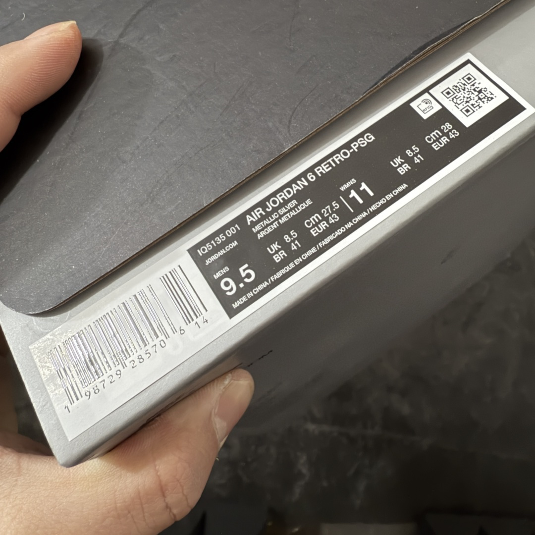 图片[10]-【LS莞顶版本】PSG × Jordan Air Jordan 6 Paris Saint-Germain 2026 \”Metallic Silver\” PSG大巴黎欧冠冠军纪念款出货 新鲜出炉🔥 货号：IQ5135-001 高端零售裸鞋圈特供批次 SZ原厂全套原楦原纸板冲刀磨具开发 原厂皮料加持 原厂港宝加持定型后跟R度完美 同源原厂电绣 飞翼针数密度立体效果一致 百分百一致原鞋 原厂拉帮工艺 针距密度一致 后跟弧度收口自然不对折 极致一眼正品既视感 进口玻璃冲刀皮料裁剪零毛边 全鞋电脑针车工艺 品控清洁度最高QC检验标准 免检产品 原厂订购鞋盒、鞋标、防尘纸、鞋撑、鞋带 追求极致的原厂味道 尺码：40 40.5 41 42 42.5 43 44 44.5 45 46 47.5-选品中心