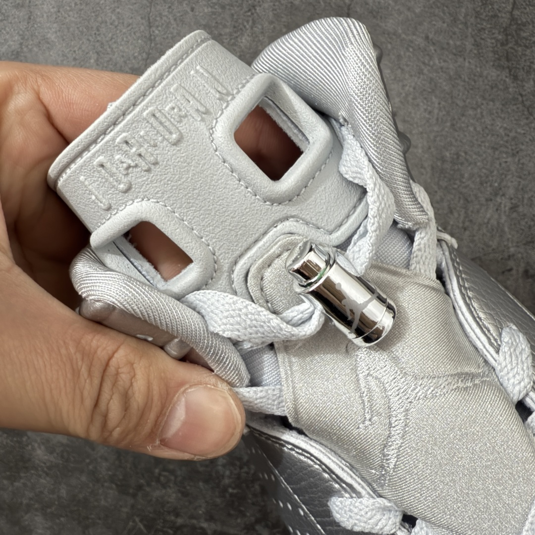 图片[6]-【LS莞顶版本】PSG × Jordan Air Jordan 6 Paris Saint-Germain 2026 \”Metallic Silver\” PSG大巴黎欧冠冠军纪念款出货 新鲜出炉🔥 货号：IQ5135-001 高端零售裸鞋圈特供批次 SZ原厂全套原楦原纸板冲刀磨具开发 原厂皮料加持 原厂港宝加持定型后跟R度完美 同源原厂电绣 飞翼针数密度立体效果一致 百分百一致原鞋 原厂拉帮工艺 针距密度一致 后跟弧度收口自然不对折 极致一眼正品既视感 进口玻璃冲刀皮料裁剪零毛边 全鞋电脑针车工艺 品控清洁度最高QC检验标准 免检产品 原厂订购鞋盒、鞋标、防尘纸、鞋撑、鞋带 追求极致的原厂味道 尺码：40 40.5 41 42 42.5 43 44 44.5 45 46 47.5-选品中心