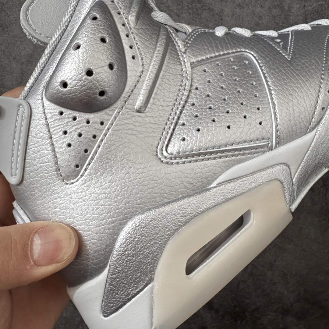图片[3]-【LS莞顶版本】PSG × Jordan Air Jordan 6 Paris Saint-Germain 2026 \”Metallic Silver\” PSG大巴黎欧冠冠军纪念款出货 新鲜出炉🔥 货号：IQ5135-001 高端零售裸鞋圈特供批次 SZ原厂全套原楦原纸板冲刀磨具开发 原厂皮料加持 原厂港宝加持定型后跟R度完美 同源原厂电绣 飞翼针数密度立体效果一致 百分百一致原鞋 原厂拉帮工艺 针距密度一致 后跟弧度收口自然不对折 极致一眼正品既视感 进口玻璃冲刀皮料裁剪零毛边 全鞋电脑针车工艺 品控清洁度最高QC检验标准 免检产品 原厂订购鞋盒、鞋标、防尘纸、鞋撑、鞋带 追求极致的原厂味道 尺码：40 40.5 41 42 42.5 43 44 44.5 45 46 47.5-选品中心