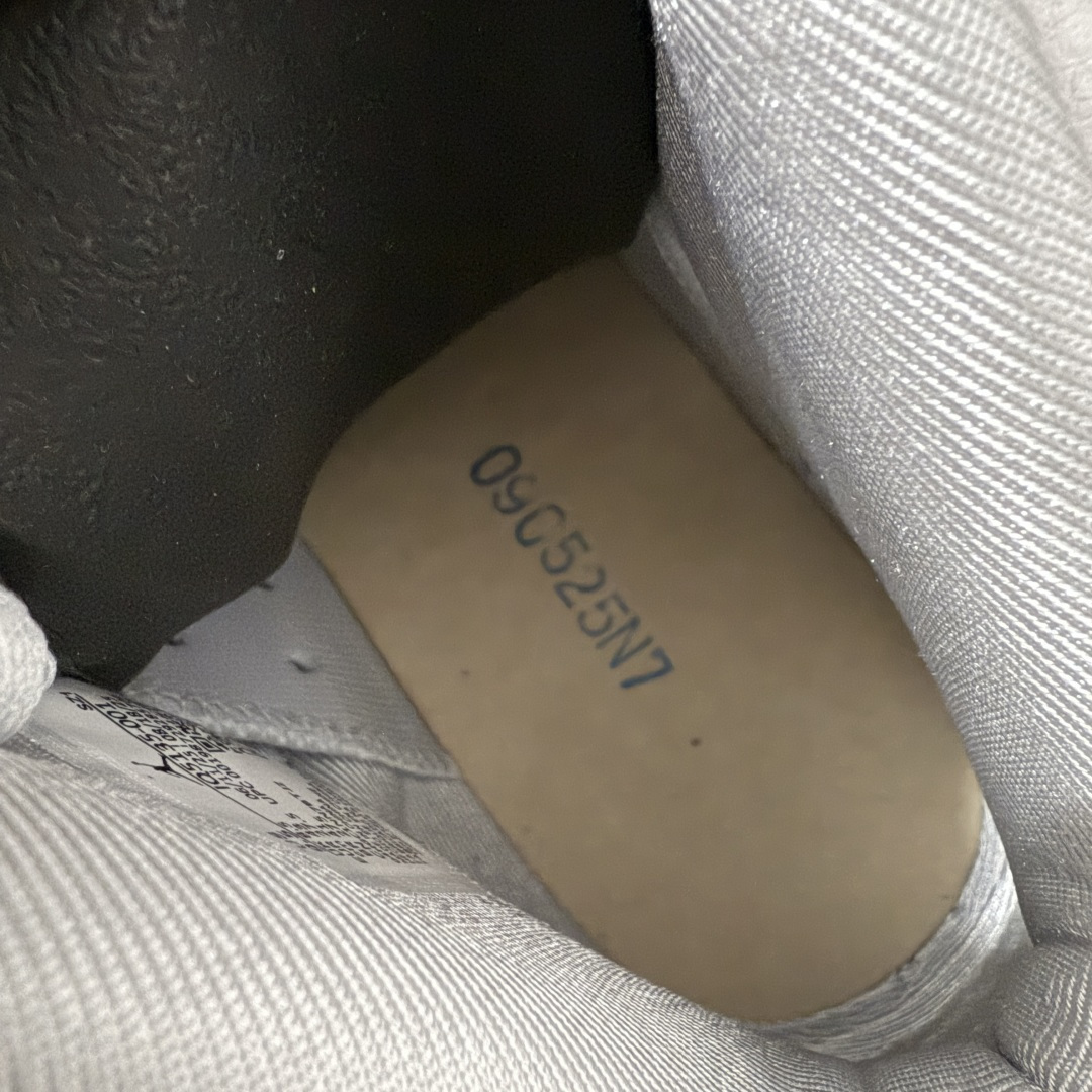 图片[9]-【LS莞顶版本】PSG × Jordan Air Jordan 6 Paris Saint-Germain 2026 \”Metallic Silver\” PSG大巴黎欧冠冠军纪念款出货 新鲜出炉🔥 货号：IQ5135-001 高端零售裸鞋圈特供批次 SZ原厂全套原楦原纸板冲刀磨具开发 原厂皮料加持 原厂港宝加持定型后跟R度完美 同源原厂电绣 飞翼针数密度立体效果一致 百分百一致原鞋 原厂拉帮工艺 针距密度一致 后跟弧度收口自然不对折 极致一眼正品既视感 进口玻璃冲刀皮料裁剪零毛边 全鞋电脑针车工艺 品控清洁度最高QC检验标准 免检产品 原厂订购鞋盒、鞋标、防尘纸、鞋撑、鞋带 追求极致的原厂味道 尺码：40 40.5 41 42 42.5 43 44 44.5 45 46 47.5-选品中心