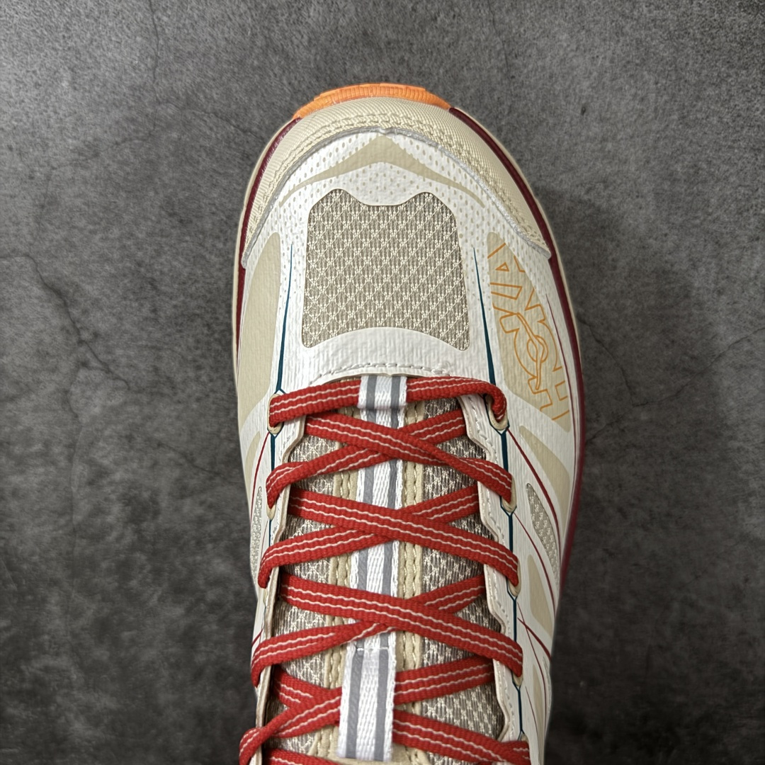 图片[5]-【公司级】HOKA ONE ONE Mafate Speed 2 Low 玛法特2代系列低帮轻量户外越野休闲运动慢跑鞋 HOKA ONE ONE 最近推出了一个胶囊系列 Origin Story 这个系列里的 Mafate Speed 2 可以说让我日思夜想有一阵子了 最近终于拔草 让我来分享一下这双也是上脚赞到爆的越野跑鞋吧 以阿尔卑斯山脉作为主题将亮黄色与蓝色调覆盖在这经典轮廓之上 配色的呈现效果相当亮眼 以至于很多人买这个配色是用来日常搭配的 鞋面采用超轻的无缝架构 轻薄的TPU贴在透气的鞋面材料上 减轻重量同时也保证了支撑性 鞋底则采用滚动平衡技术 引导跑者回归自然步态 祖传的神奇EVA材质中底依旧是一如既往地表现优秀 能提供充足的缓震 作为HOKA家的越野跑鞋 VIBRAM 橡胶大底也是必不可少的 即便在复杂湿滑的地形 依旧能有良好的抓地力及稳定性 鞋带采用了弹性不易松脱的扁宽弹性鞋带 前掌与中掌部分也进行了加宽 也更加适合亚洲人的脚型 是一款十分全面且足够强悍的户外硬核越野鞋 而这双极其亮眼的越野跑鞋恰好又是在江山一百中参赛的UTMB冠军 Ludovic POMMERET 夺冠时穿着的战靴 这就让它变得更加有吸引力了 用来日常搭配的话短裤是基本不挑 长裤我个人推荐阔腿裤 工装裤以及各种长筒牛仔裤都可以 尺码：36 36.5 37.5 38 38.5 39 40 40.5 41 42 42.5 43 44 44.5 45-选品中心