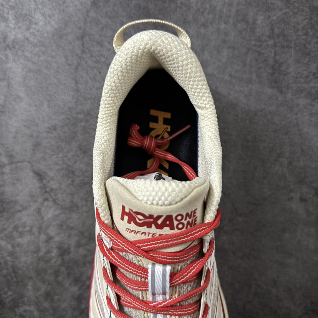 图片[8]-【公司级】HOKA ONE ONE Mafate Speed 2 Low 玛法特2代系列低帮轻量户外越野休闲运动慢跑鞋 HOKA ONE ONE 最近推出了一个胶囊系列 Origin Story 这个系列里的 Mafate Speed 2 可以说让我日思夜想有一阵子了 最近终于拔草 让我来分享一下这双也是上脚赞到爆的越野跑鞋吧 以阿尔卑斯山脉作为主题将亮黄色与蓝色调覆盖在这经典轮廓之上 配色的呈现效果相当亮眼 以至于很多人买这个配色是用来日常搭配的 鞋面采用超轻的无缝架构 轻薄的TPU贴在透气的鞋面材料上 减轻重量同时也保证了支撑性 鞋底则采用滚动平衡技术 引导跑者回归自然步态 祖传的神奇EVA材质中底依旧是一如既往地表现优秀 能提供充足的缓震 作为HOKA家的越野跑鞋 VIBRAM 橡胶大底也是必不可少的 即便在复杂湿滑的地形 依旧能有良好的抓地力及稳定性 鞋带采用了弹性不易松脱的扁宽弹性鞋带 前掌与中掌部分也进行了加宽 也更加适合亚洲人的脚型 是一款十分全面且足够强悍的户外硬核越野鞋 而这双极其亮眼的越野跑鞋恰好又是在江山一百中参赛的UTMB冠军 Ludovic POMMERET 夺冠时穿着的战靴 这就让它变得更加有吸引力了 用来日常搭配的话短裤是基本不挑 长裤我个人推荐阔腿裤 工装裤以及各种长筒牛仔裤都可以 尺码：36 36.5 37.5 38 38.5 39 40 40.5 41 42 42.5 43 44 44.5 45-选品中心