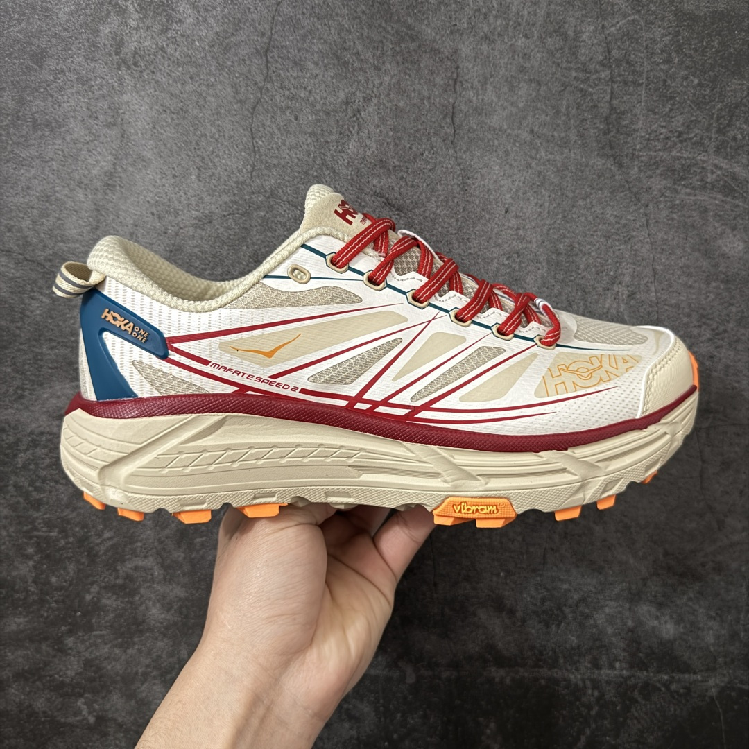 【公司级】HOKA ONE ONE Mafate Speed 2 Low 玛法特2代系列低帮轻量户外越野休闲运动慢跑鞋 HOKA ONE ONE 最近推出了一个胶囊系列 Origin Story 这个系列里的 Mafate Speed 2 可以说让我日思夜想有一阵子了 最近终于拔草 让我来分享一下这双也是上脚赞到爆的越野跑鞋吧 以阿尔卑斯山脉作为主题将亮黄色与蓝色调覆盖在这经典轮廓之上 配色的呈现效果相当亮眼 以至于很多人买这个配色是用来日常搭配的 鞋面采用超轻的无缝架构 轻薄的TPU贴在透气的鞋面材料上 减轻重量同时也保证了支撑性 鞋底则采用滚动平衡技术 引导跑者回归自然步态 祖传的神奇EVA材质中底依旧是一如既往地表现优秀 能提供充足的缓震 作为HOKA家的越野跑鞋 VIBRAM 橡胶大底也是必不可少的 即便在复杂湿滑的地形 依旧能有良好的抓地力及稳定性 鞋带采用了弹性不易松脱的扁宽弹性鞋带 前掌与中掌部分也进行了加宽 也更加适合亚洲人的脚型 是一款十分全面且足够强悍的户外硬核越野鞋 而这双极其亮眼的越野跑鞋恰好又是在江山一百中参赛的UTMB冠军 Ludovic POMMERET 夺冠时穿着的战靴 这就让它变得更加有吸引力了 用来日常搭配的话短裤是基本不挑 长裤我个人推荐阔腿裤 工装裤以及各种长筒牛仔裤都可以 尺码：36 36.5 37.5 38 38.5 39 40 40.5 41 42 42.5 43 44 44.5 45-选品中心