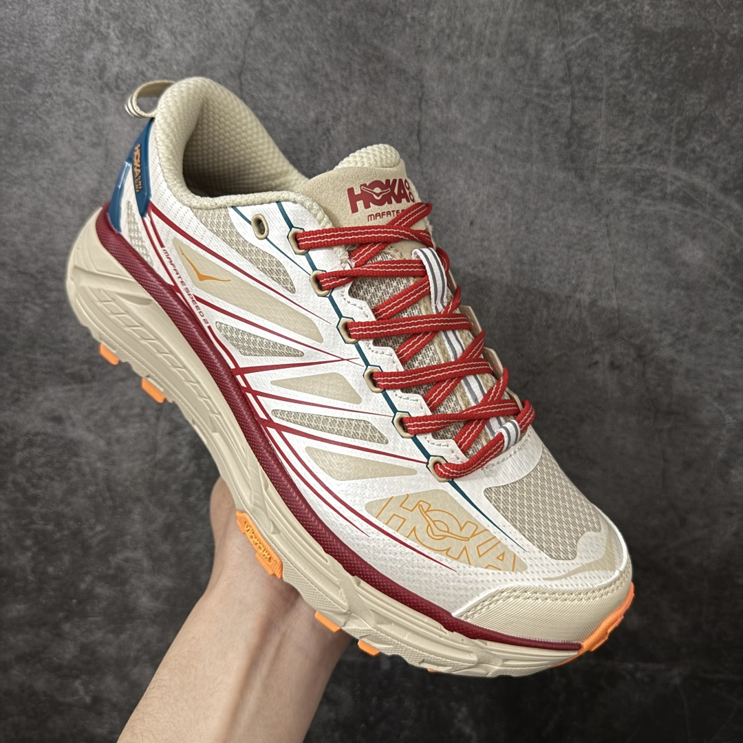 图片[3]-【公司级】HOKA ONE ONE Mafate Speed 2 Low 玛法特2代系列低帮轻量户外越野休闲运动慢跑鞋 HOKA ONE ONE 最近推出了一个胶囊系列 Origin Story 这个系列里的 Mafate Speed 2 可以说让我日思夜想有一阵子了 最近终于拔草 让我来分享一下这双也是上脚赞到爆的越野跑鞋吧 以阿尔卑斯山脉作为主题将亮黄色与蓝色调覆盖在这经典轮廓之上 配色的呈现效果相当亮眼 以至于很多人买这个配色是用来日常搭配的 鞋面采用超轻的无缝架构 轻薄的TPU贴在透气的鞋面材料上 减轻重量同时也保证了支撑性 鞋底则采用滚动平衡技术 引导跑者回归自然步态 祖传的神奇EVA材质中底依旧是一如既往地表现优秀 能提供充足的缓震 作为HOKA家的越野跑鞋 VIBRAM 橡胶大底也是必不可少的 即便在复杂湿滑的地形 依旧能有良好的抓地力及稳定性 鞋带采用了弹性不易松脱的扁宽弹性鞋带 前掌与中掌部分也进行了加宽 也更加适合亚洲人的脚型 是一款十分全面且足够强悍的户外硬核越野鞋 而这双极其亮眼的越野跑鞋恰好又是在江山一百中参赛的UTMB冠军 Ludovic POMMERET 夺冠时穿着的战靴 这就让它变得更加有吸引力了 用来日常搭配的话短裤是基本不挑 长裤我个人推荐阔腿裤 工装裤以及各种长筒牛仔裤都可以 尺码：36 36.5 37.5 38 38.5 39 40 40.5 41 42 42.5 43 44 44.5 45-选品中心