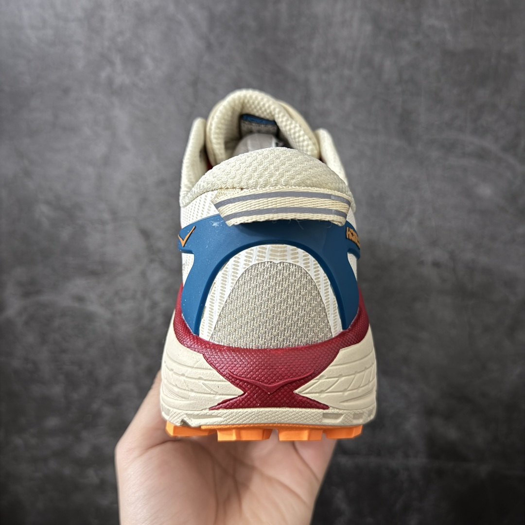 图片[4]-【公司级】HOKA ONE ONE Mafate Speed 2 Low 玛法特2代系列低帮轻量户外越野休闲运动慢跑鞋 HOKA ONE ONE 最近推出了一个胶囊系列 Origin Story 这个系列里的 Mafate Speed 2 可以说让我日思夜想有一阵子了 最近终于拔草 让我来分享一下这双也是上脚赞到爆的越野跑鞋吧 以阿尔卑斯山脉作为主题将亮黄色与蓝色调覆盖在这经典轮廓之上 配色的呈现效果相当亮眼 以至于很多人买这个配色是用来日常搭配的 鞋面采用超轻的无缝架构 轻薄的TPU贴在透气的鞋面材料上 减轻重量同时也保证了支撑性 鞋底则采用滚动平衡技术 引导跑者回归自然步态 祖传的神奇EVA材质中底依旧是一如既往地表现优秀 能提供充足的缓震 作为HOKA家的越野跑鞋 VIBRAM 橡胶大底也是必不可少的 即便在复杂湿滑的地形 依旧能有良好的抓地力及稳定性 鞋带采用了弹性不易松脱的扁宽弹性鞋带 前掌与中掌部分也进行了加宽 也更加适合亚洲人的脚型 是一款十分全面且足够强悍的户外硬核越野鞋 而这双极其亮眼的越野跑鞋恰好又是在江山一百中参赛的UTMB冠军 Ludovic POMMERET 夺冠时穿着的战靴 这就让它变得更加有吸引力了 用来日常搭配的话短裤是基本不挑 长裤我个人推荐阔腿裤 工装裤以及各种长筒牛仔裤都可以 尺码：36 36.5 37.5 38 38.5 39 40 40.5 41 42 42.5 43 44 44.5 45-选品中心