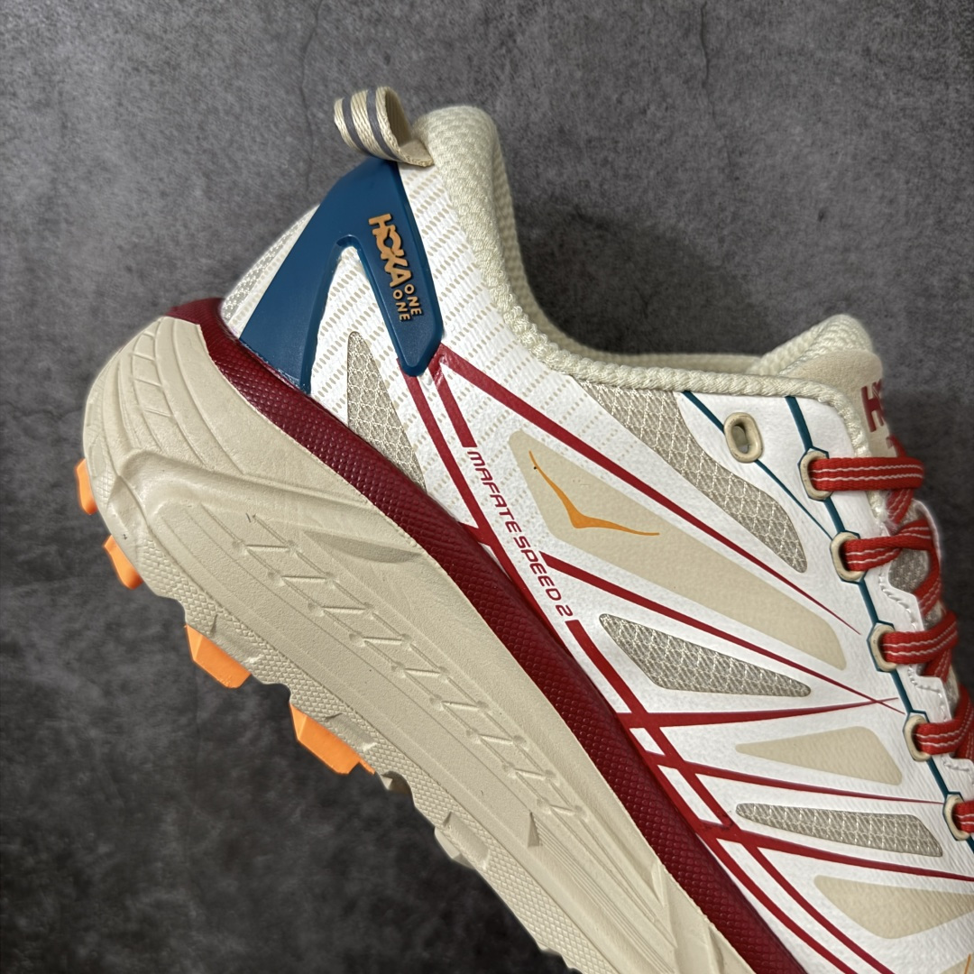 图片[7]-【公司级】HOKA ONE ONE Mafate Speed 2 Low 玛法特2代系列低帮轻量户外越野休闲运动慢跑鞋 HOKA ONE ONE 最近推出了一个胶囊系列 Origin Story 这个系列里的 Mafate Speed 2 可以说让我日思夜想有一阵子了 最近终于拔草 让我来分享一下这双也是上脚赞到爆的越野跑鞋吧 以阿尔卑斯山脉作为主题将亮黄色与蓝色调覆盖在这经典轮廓之上 配色的呈现效果相当亮眼 以至于很多人买这个配色是用来日常搭配的 鞋面采用超轻的无缝架构 轻薄的TPU贴在透气的鞋面材料上 减轻重量同时也保证了支撑性 鞋底则采用滚动平衡技术 引导跑者回归自然步态 祖传的神奇EVA材质中底依旧是一如既往地表现优秀 能提供充足的缓震 作为HOKA家的越野跑鞋 VIBRAM 橡胶大底也是必不可少的 即便在复杂湿滑的地形 依旧能有良好的抓地力及稳定性 鞋带采用了弹性不易松脱的扁宽弹性鞋带 前掌与中掌部分也进行了加宽 也更加适合亚洲人的脚型 是一款十分全面且足够强悍的户外硬核越野鞋 而这双极其亮眼的越野跑鞋恰好又是在江山一百中参赛的UTMB冠军 Ludovic POMMERET 夺冠时穿着的战靴 这就让它变得更加有吸引力了 用来日常搭配的话短裤是基本不挑 长裤我个人推荐阔腿裤 工装裤以及各种长筒牛仔裤都可以 尺码：36 36.5 37.5 38 38.5 39 40 40.5 41 42 42.5 43 44 44.5 45-选品中心