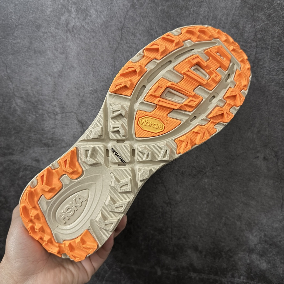 图片[9]-【公司级】HOKA ONE ONE Mafate Speed 2 Low 玛法特2代系列低帮轻量户外越野休闲运动慢跑鞋 HOKA ONE ONE 最近推出了一个胶囊系列 Origin Story 这个系列里的 Mafate Speed 2 可以说让我日思夜想有一阵子了 最近终于拔草 让我来分享一下这双也是上脚赞到爆的越野跑鞋吧 以阿尔卑斯山脉作为主题将亮黄色与蓝色调覆盖在这经典轮廓之上 配色的呈现效果相当亮眼 以至于很多人买这个配色是用来日常搭配的 鞋面采用超轻的无缝架构 轻薄的TPU贴在透气的鞋面材料上 减轻重量同时也保证了支撑性 鞋底则采用滚动平衡技术 引导跑者回归自然步态 祖传的神奇EVA材质中底依旧是一如既往地表现优秀 能提供充足的缓震 作为HOKA家的越野跑鞋 VIBRAM 橡胶大底也是必不可少的 即便在复杂湿滑的地形 依旧能有良好的抓地力及稳定性 鞋带采用了弹性不易松脱的扁宽弹性鞋带 前掌与中掌部分也进行了加宽 也更加适合亚洲人的脚型 是一款十分全面且足够强悍的户外硬核越野鞋 而这双极其亮眼的越野跑鞋恰好又是在江山一百中参赛的UTMB冠军 Ludovic POMMERET 夺冠时穿着的战靴 这就让它变得更加有吸引力了 用来日常搭配的话短裤是基本不挑 长裤我个人推荐阔腿裤 工装裤以及各种长筒牛仔裤都可以 尺码：36 36.5 37.5 38 38.5 39 40 40.5 41 42 42.5 43 44 44.5 45-选品中心