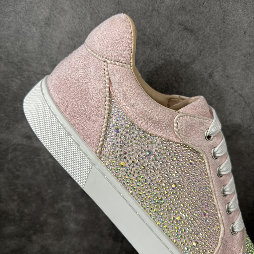 图片[7]-【莞产版本】法国品牌Christian Louboutin CL（路铂廷） 红底鞋 男鞋低帮红底鞋水钻系带运动休闲板鞋 高品质做工 细节完美 面料多材料拼接 镶嵌水钻不易掉钻 水钻装饰点缀 舒适圆头设计不挤脚 手工缝制线牢固不掉底 系带设计 内里二层猪皮 脚感舒适有质感 TPU鞋底 底厚约2.5cm 尺码：40-45-选品中心