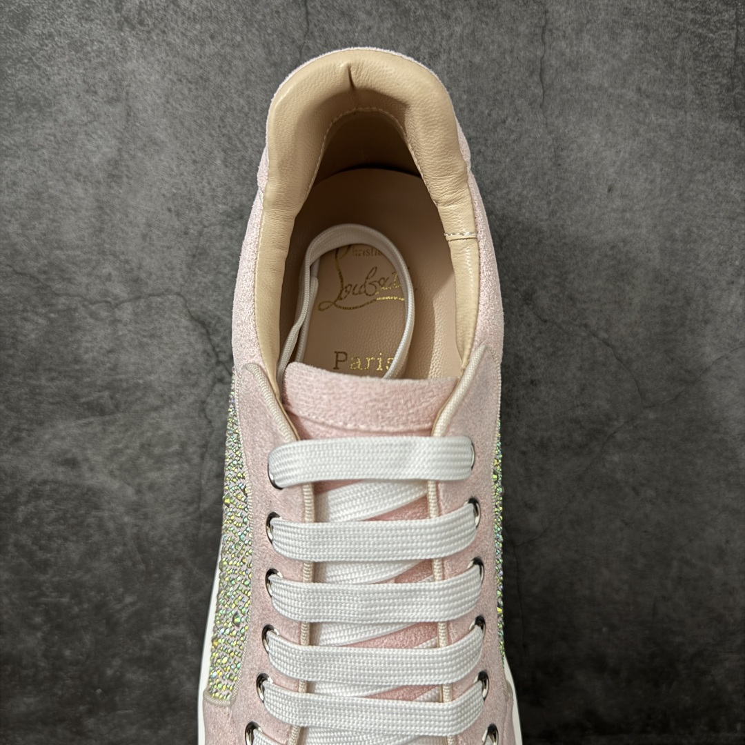 图片[8]-【莞产版本】法国品牌Christian Louboutin CL（路铂廷） 红底鞋 男鞋低帮红底鞋水钻系带运动休闲板鞋 高品质做工 细节完美 面料多材料拼接 镶嵌水钻不易掉钻 水钻装饰点缀 舒适圆头设计不挤脚 手工缝制线牢固不掉底 系带设计 内里二层猪皮 脚感舒适有质感 TPU鞋底 底厚约2.5cm 尺码：40-45-选品中心