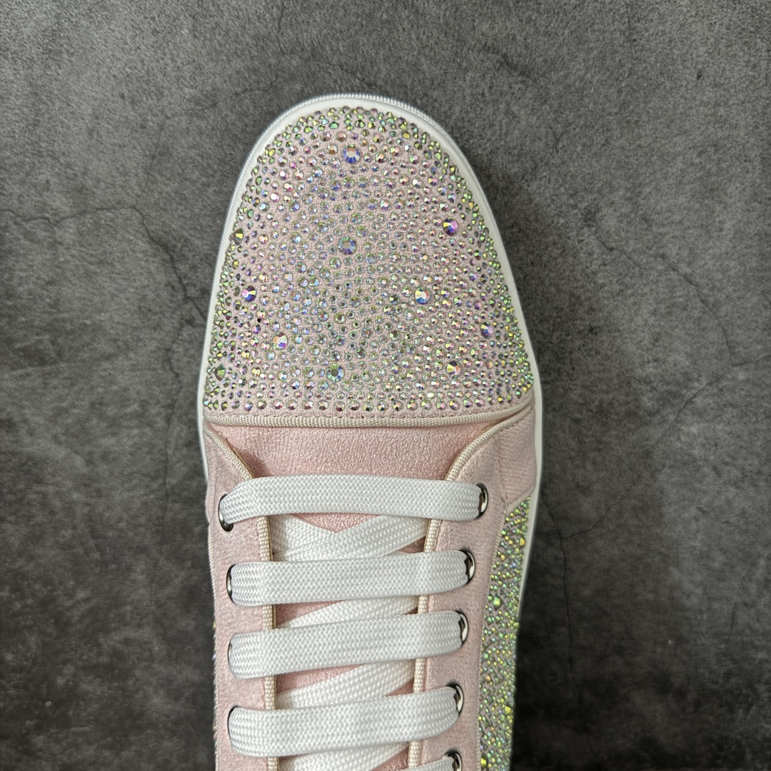 图片[5]-【莞产版本】法国品牌Christian Louboutin CL（路铂廷） 红底鞋 男鞋低帮红底鞋水钻系带运动休闲板鞋 高品质做工 细节完美 面料多材料拼接 镶嵌水钻不易掉钻 水钻装饰点缀 舒适圆头设计不挤脚 手工缝制线牢固不掉底 系带设计 内里二层猪皮 脚感舒适有质感 TPU鞋底 底厚约2.5cm 尺码：40-45-选品中心