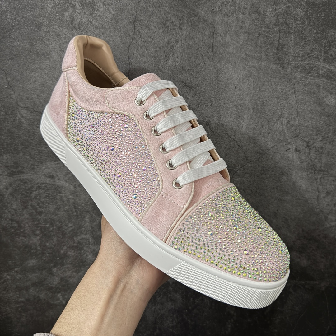 图片[3]-【莞产版本】法国品牌Christian Louboutin CL（路铂廷） 红底鞋 男鞋低帮红底鞋水钻系带运动休闲板鞋 高品质做工 细节完美 面料多材料拼接 镶嵌水钻不易掉钻 水钻装饰点缀 舒适圆头设计不挤脚 手工缝制线牢固不掉底 系带设计 内里二层猪皮 脚感舒适有质感 TPU鞋底 底厚约2.5cm 尺码：40-45-选品中心