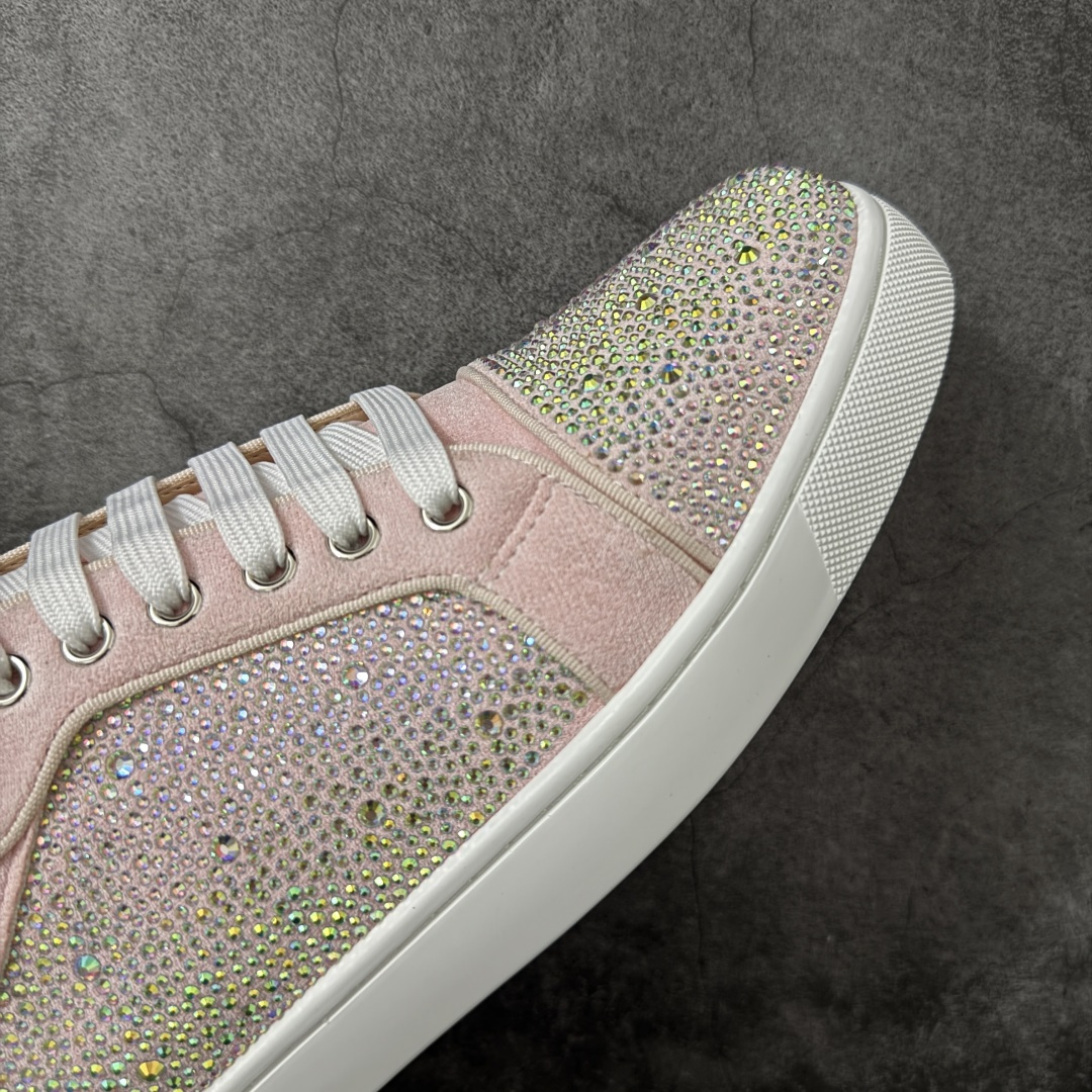 图片[6]-【莞产版本】法国品牌Christian Louboutin CL（路铂廷） 红底鞋 男鞋低帮红底鞋水钻系带运动休闲板鞋 高品质做工 细节完美 面料多材料拼接 镶嵌水钻不易掉钻 水钻装饰点缀 舒适圆头设计不挤脚 手工缝制线牢固不掉底 系带设计 内里二层猪皮 脚感舒适有质感 TPU鞋底 底厚约2.5cm 尺码：40-45-选品中心