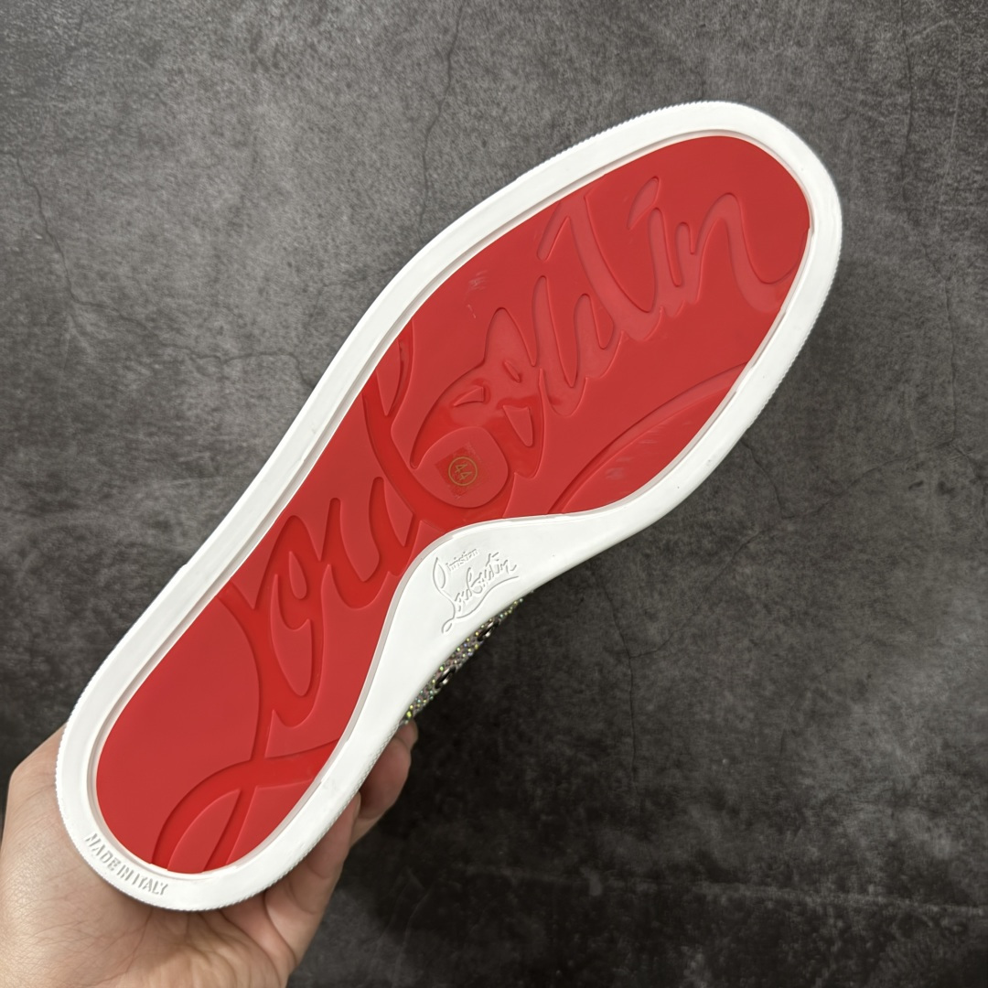 图片[9]-【莞产版本】法国品牌Christian Louboutin CL（路铂廷） 红底鞋 男鞋低帮红底鞋水钻系带运动休闲板鞋 高品质做工 细节完美 面料多材料拼接 镶嵌水钻不易掉钻 水钻装饰点缀 舒适圆头设计不挤脚 手工缝制线牢固不掉底 系带设计 内里二层猪皮 脚感舒适有质感 TPU鞋底 底厚约2.5cm 尺码：40-45-选品中心