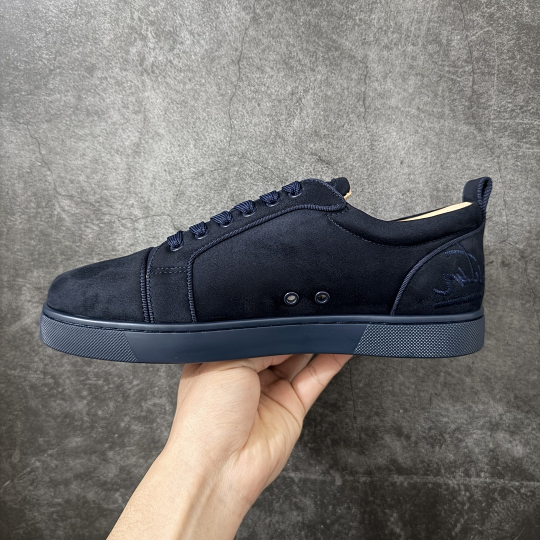 图片[2]-【莞产版本】法国品牌Christian Louboutin CL（路铂廷） 红底鞋 男鞋低帮红底鞋水钻系带运动休闲板鞋 高品质做工 细节完美 面料多材料拼接 镶嵌水钻不易掉钻 水钻装饰点缀 舒适圆头设计不挤脚 手工缝制线牢固不掉底 系带设计 内里二层猪皮 脚感舒适有质感 TPU鞋底 底厚约2.5cm 尺码：40-45-选品中心