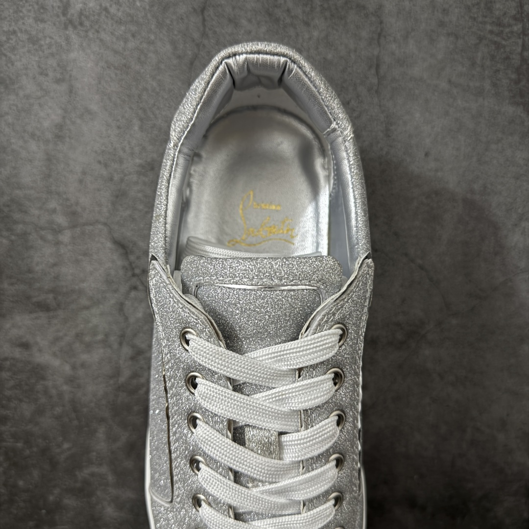 图片[8]-【莞产版本】法国品牌Christian Louboutin CL（路铂廷） 红底鞋 男鞋低帮红底鞋水钻系带运动休闲板鞋 高品质做工 细节完美 面料多材料拼接 镶嵌水钻不易掉钻 水钻装饰点缀 舒适圆头设计不挤脚 手工缝制线牢固不掉底 系带设计 内里二层猪皮 脚感舒适有质感 TPU鞋底 底厚约2.5cm 尺码：40-45-选品中心