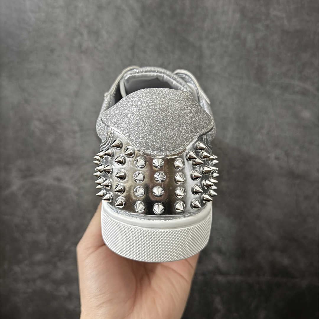 图片[4]-【莞产版本】法国品牌Christian Louboutin CL（路铂廷） 红底鞋 男鞋低帮红底鞋水钻系带运动休闲板鞋 高品质做工 细节完美 面料多材料拼接 镶嵌水钻不易掉钻 水钻装饰点缀 舒适圆头设计不挤脚 手工缝制线牢固不掉底 系带设计 内里二层猪皮 脚感舒适有质感 TPU鞋底 底厚约2.5cm 尺码：40-45-选品中心