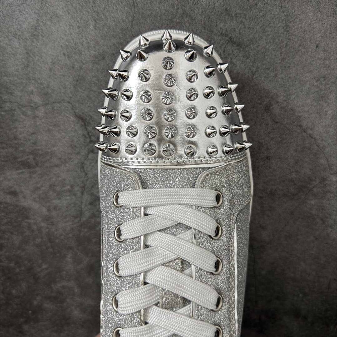 图片[5]-【莞产版本】法国品牌Christian Louboutin CL（路铂廷） 红底鞋 男鞋低帮红底鞋水钻系带运动休闲板鞋 高品质做工 细节完美 面料多材料拼接 镶嵌水钻不易掉钻 水钻装饰点缀 舒适圆头设计不挤脚 手工缝制线牢固不掉底 系带设计 内里二层猪皮 脚感舒适有质感 TPU鞋底 底厚约2.5cm 尺码：40-45-选品中心