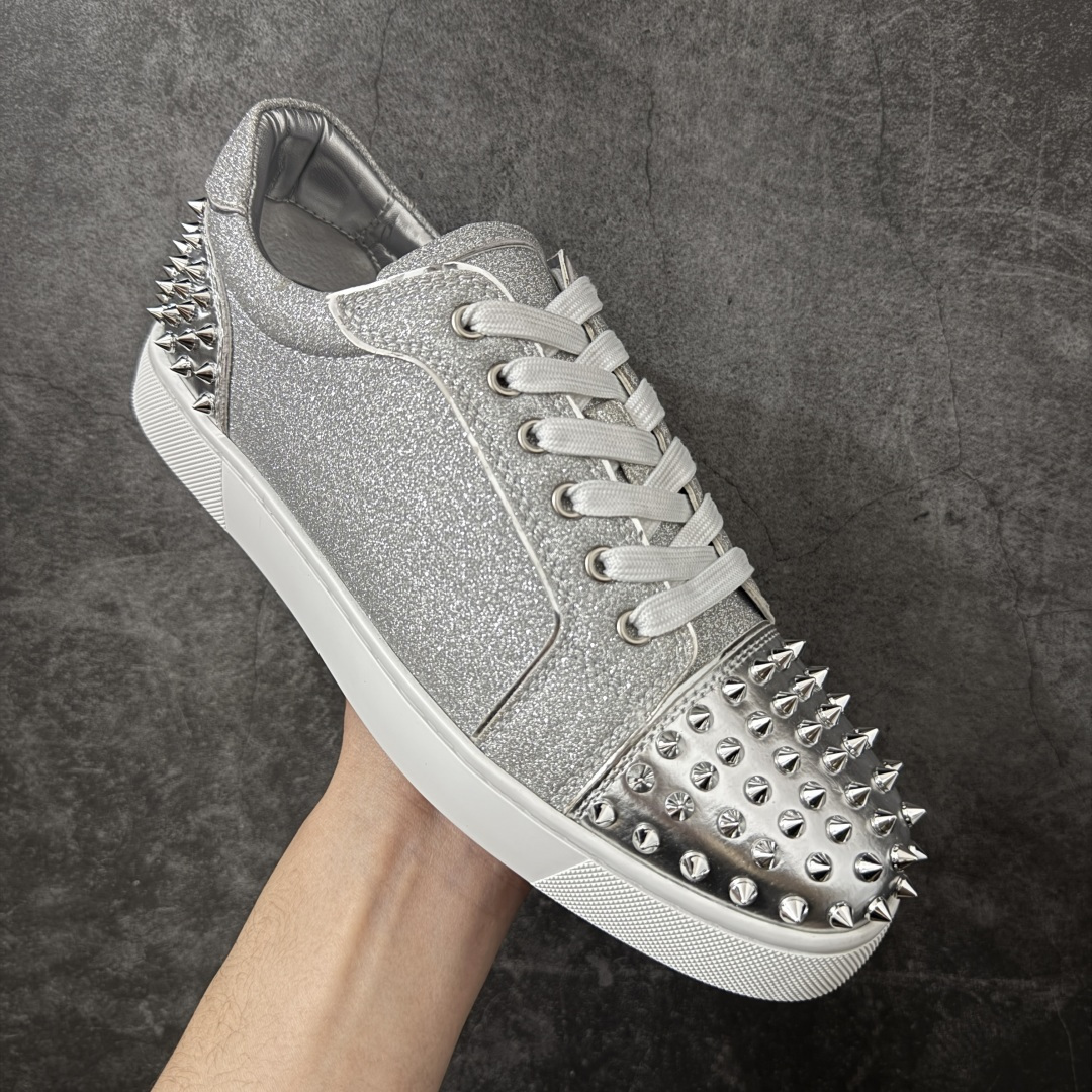 图片[3]-【莞产版本】法国品牌Christian Louboutin CL（路铂廷） 红底鞋 男鞋低帮红底鞋水钻系带运动休闲板鞋 高品质做工 细节完美 面料多材料拼接 镶嵌水钻不易掉钻 水钻装饰点缀 舒适圆头设计不挤脚 手工缝制线牢固不掉底 系带设计 内里二层猪皮 脚感舒适有质感 TPU鞋底 底厚约2.5cm 尺码：40-45-选品中心