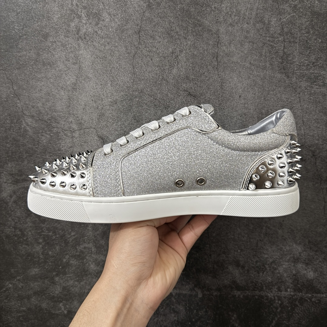 图片[2]-【莞产版本】法国品牌Christian Louboutin CL（路铂廷） 红底鞋 男鞋低帮红底鞋水钻系带运动休闲板鞋 高品质做工 细节完美 面料多材料拼接 镶嵌水钻不易掉钻 水钻装饰点缀 舒适圆头设计不挤脚 手工缝制线牢固不掉底 系带设计 内里二层猪皮 脚感舒适有质感 TPU鞋底 底厚约2.5cm 尺码：40-45-选品中心