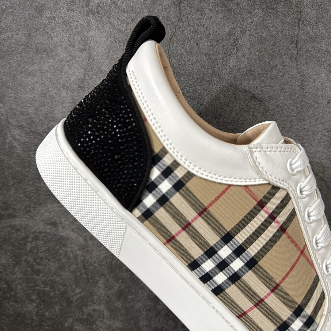 图片[7]-【莞产版本】法国品牌Christian Louboutin CL（路铂廷） 红底鞋 男鞋低帮红底鞋水钻系带运动休闲板鞋 高品质做工 细节完美 面料多材料拼接 镶嵌水钻不易掉钻 水钻装饰点缀 舒适圆头设计不挤脚 手工缝制线牢固不掉底 系带设计 内里二层猪皮 脚感舒适有质感 TPU鞋底 底厚约2.5cm 尺码：40-45-选品中心