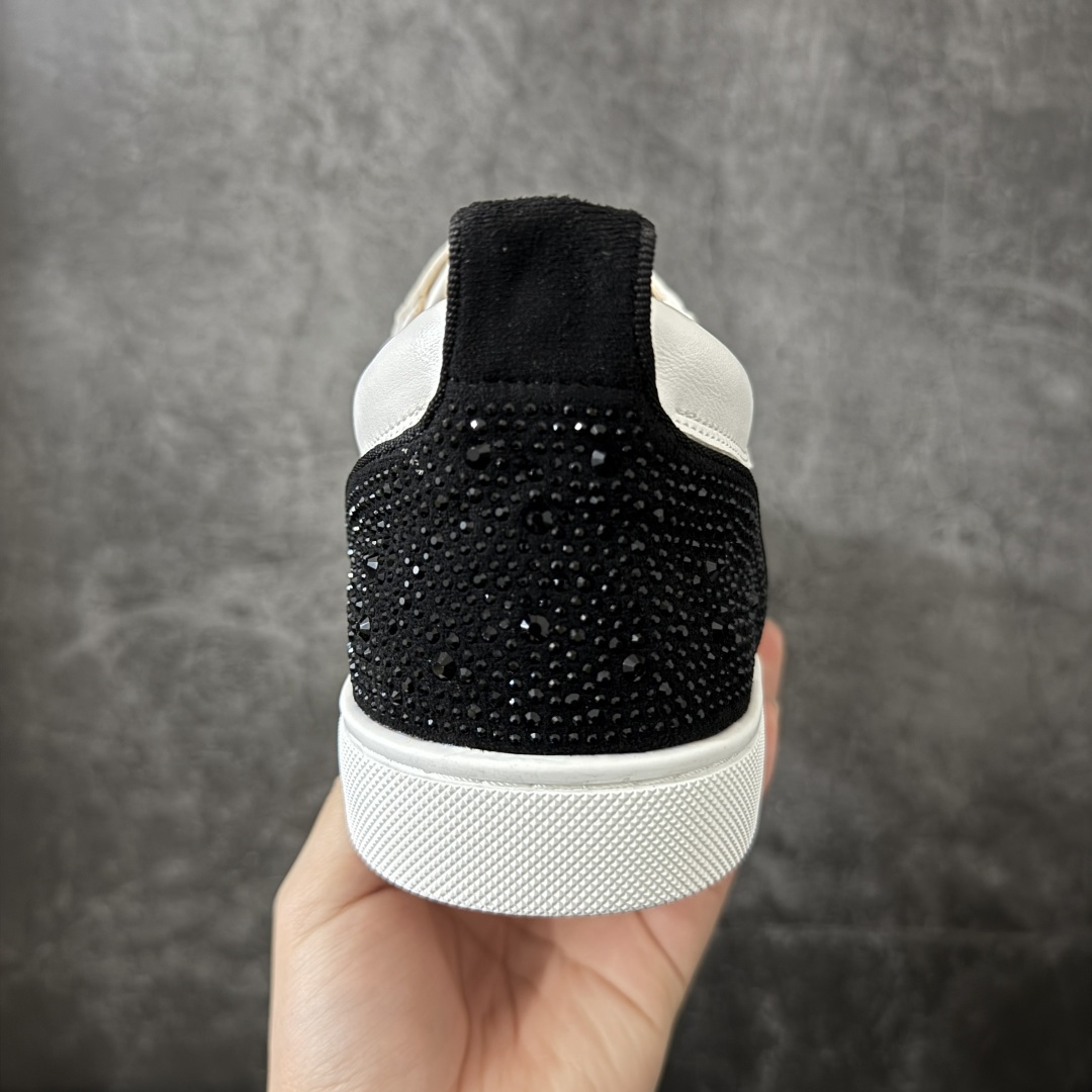 图片[4]-【莞产版本】法国品牌Christian Louboutin CL（路铂廷） 红底鞋 男鞋低帮红底鞋水钻系带运动休闲板鞋 高品质做工 细节完美 面料多材料拼接 镶嵌水钻不易掉钻 水钻装饰点缀 舒适圆头设计不挤脚 手工缝制线牢固不掉底 系带设计 内里二层猪皮 脚感舒适有质感 TPU鞋底 底厚约2.5cm 尺码：40-45-选品中心