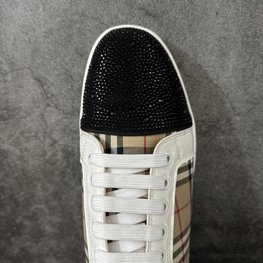 图片[5]-【莞产版本】法国品牌Christian Louboutin CL（路铂廷） 红底鞋 男鞋低帮红底鞋水钻系带运动休闲板鞋 高品质做工 细节完美 面料多材料拼接 镶嵌水钻不易掉钻 水钻装饰点缀 舒适圆头设计不挤脚 手工缝制线牢固不掉底 系带设计 内里二层猪皮 脚感舒适有质感 TPU鞋底 底厚约2.5cm 尺码：40-45-选品中心