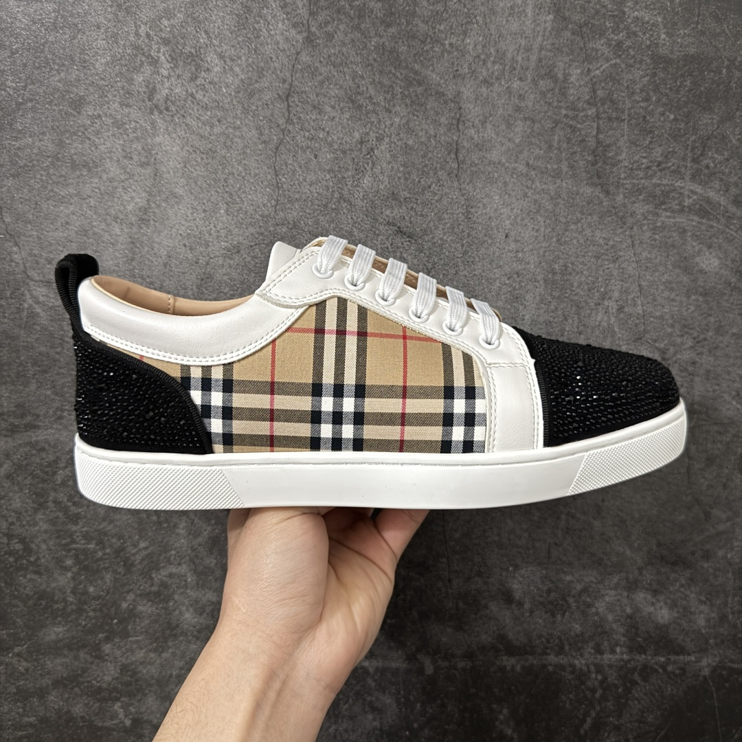 【莞产版本】法国品牌Christian Louboutin CL（路铂廷） 红底鞋 男鞋低帮红底鞋水钻系带运动休闲板鞋 高品质做工 细节完美 面料多材料拼接 镶嵌水钻不易掉钻 水钻装饰点缀 舒适圆头设计不挤脚 手工缝制线牢固不掉底 系带设计 内里二层猪皮 脚感舒适有质感 TPU鞋底 底厚约2.5cm 尺码：40-45-选品中心