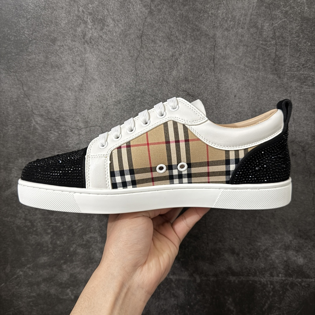 图片[2]-【莞产版本】法国品牌Christian Louboutin CL（路铂廷） 红底鞋 男鞋低帮红底鞋水钻系带运动休闲板鞋 高品质做工 细节完美 面料多材料拼接 镶嵌水钻不易掉钻 水钻装饰点缀 舒适圆头设计不挤脚 手工缝制线牢固不掉底 系带设计 内里二层猪皮 脚感舒适有质感 TPU鞋底 底厚约2.5cm 尺码：40-45-选品中心