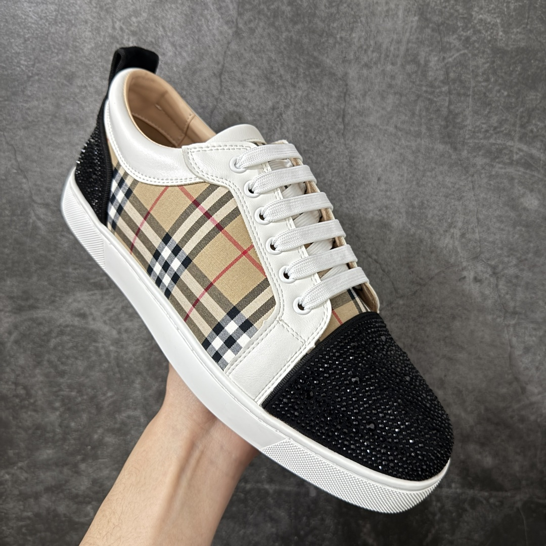 图片[3]-【莞产版本】法国品牌Christian Louboutin CL（路铂廷） 红底鞋 男鞋低帮红底鞋水钻系带运动休闲板鞋 高品质做工 细节完美 面料多材料拼接 镶嵌水钻不易掉钻 水钻装饰点缀 舒适圆头设计不挤脚 手工缝制线牢固不掉底 系带设计 内里二层猪皮 脚感舒适有质感 TPU鞋底 底厚约2.5cm 尺码：40-45-选品中心