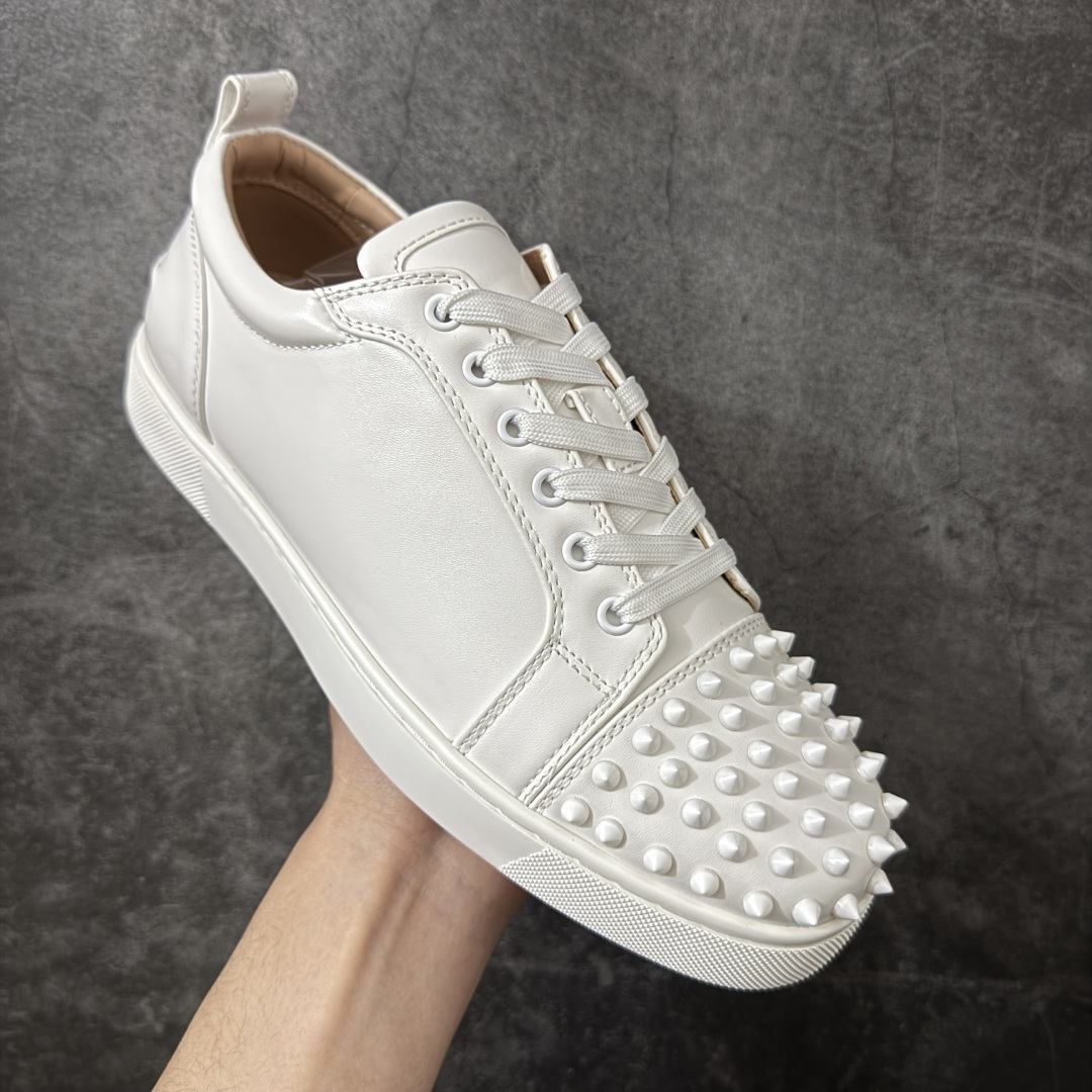 图片[3]-【莞产版本】法国品牌Christian Louboutin CL（路铂廷） 红底鞋 男鞋低帮红底鞋水钻系带运动休闲板鞋 高品质做工 细节完美 面料多材料拼接 镶嵌水钻不易掉钻 水钻装饰点缀 舒适圆头设计不挤脚 手工缝制线牢固不掉底 系带设计 内里二层猪皮 脚感舒适有质感 TPU鞋底 底厚约2.5cm 尺码：40-45-选品中心