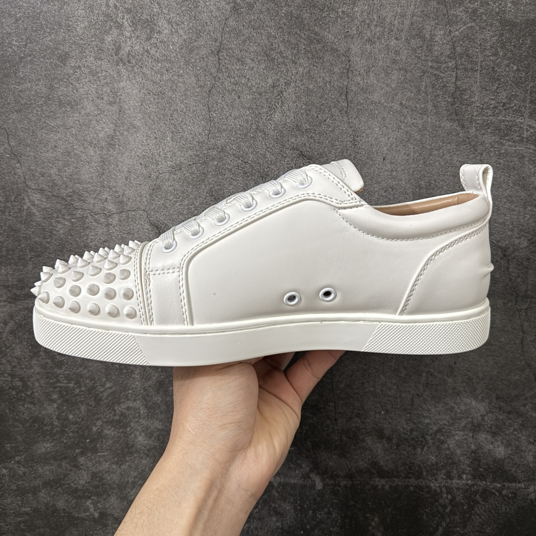 图片[2]-【莞产版本】法国品牌Christian Louboutin CL（路铂廷） 红底鞋 男鞋低帮红底鞋水钻系带运动休闲板鞋 高品质做工 细节完美 面料多材料拼接 镶嵌水钻不易掉钻 水钻装饰点缀 舒适圆头设计不挤脚 手工缝制线牢固不掉底 系带设计 内里二层猪皮 脚感舒适有质感 TPU鞋底 底厚约2.5cm 尺码：40-45-选品中心