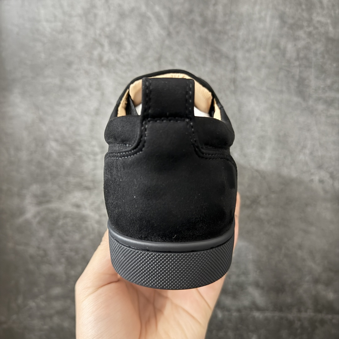 图片[4]-【莞产版本】法国品牌Christian Louboutin CL（路铂廷） 红底鞋 男鞋低帮红底鞋水钻系带运动休闲板鞋 高品质做工 细节完美 面料多材料拼接 镶嵌水钻不易掉钻 水钻装饰点缀 舒适圆头设计不挤脚 手工缝制线牢固不掉底 系带设计 内里二层猪皮 脚感舒适有质感 TPU鞋底 底厚约2.5cm 尺码：40-45-选品中心